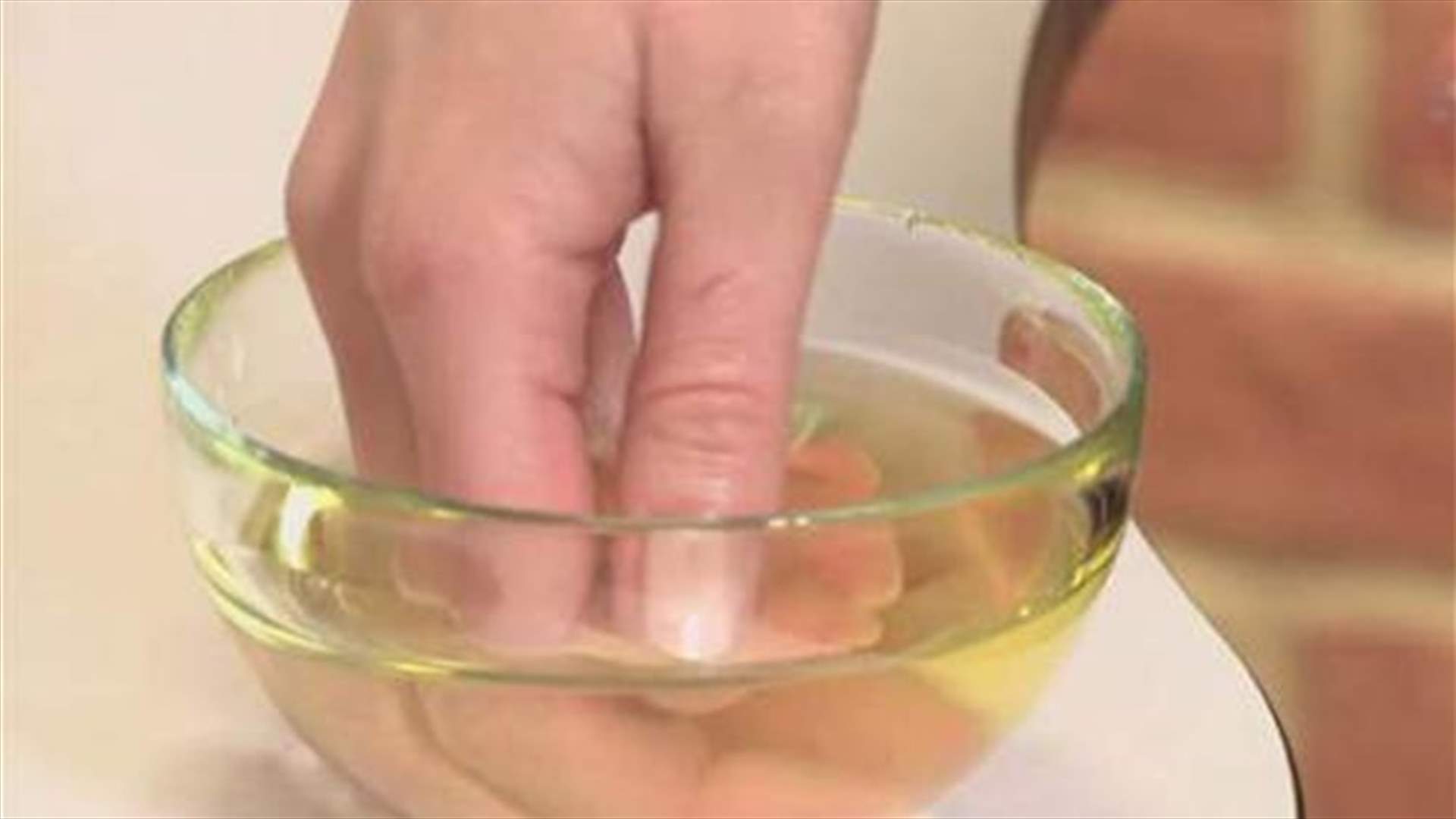 ماذا يحصل عند نقع اليدين والقدمين في الماء والخلّ؟