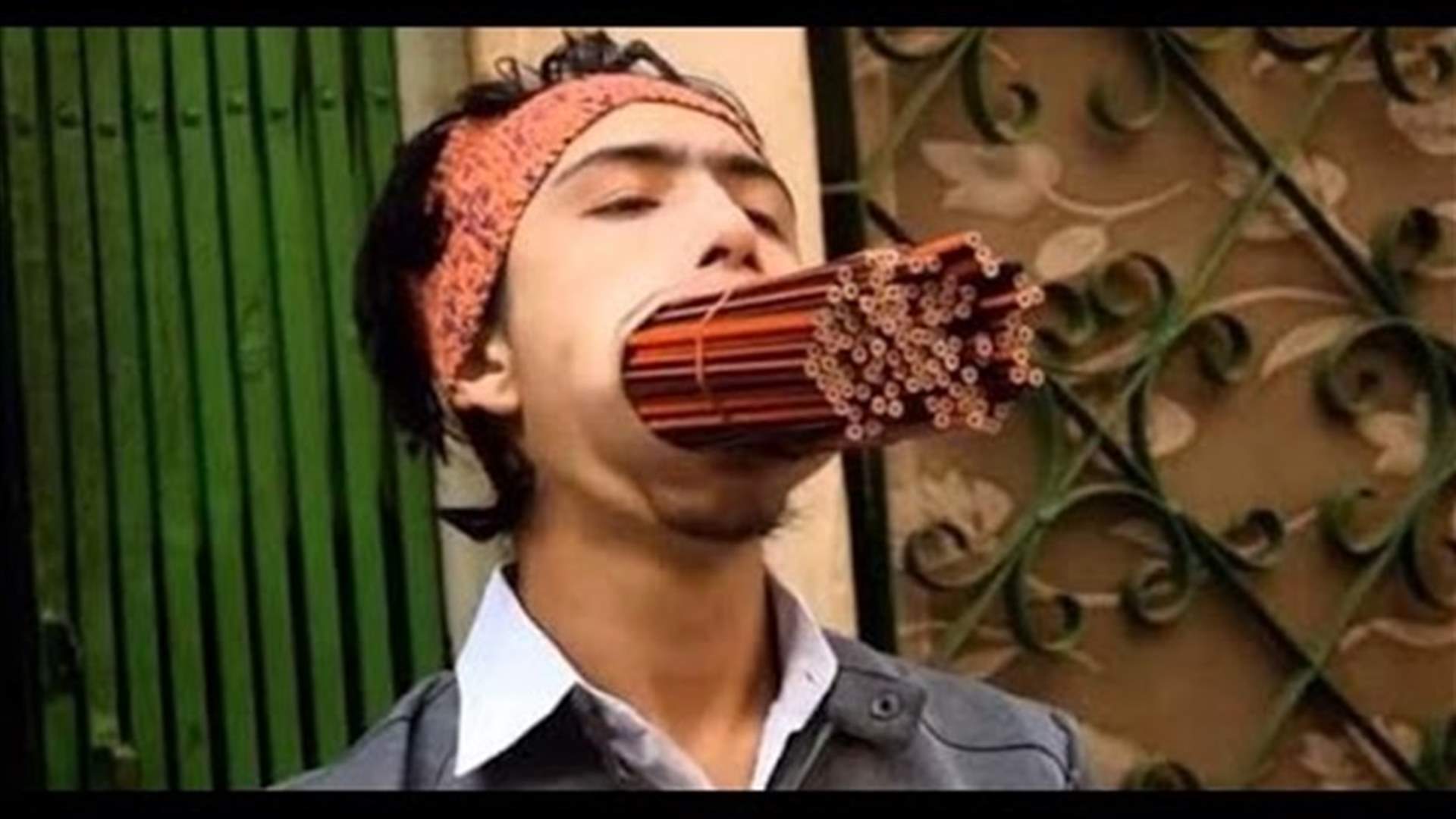 بالفيديو: وضع 138 قلم في فمّه و32 شمعة
