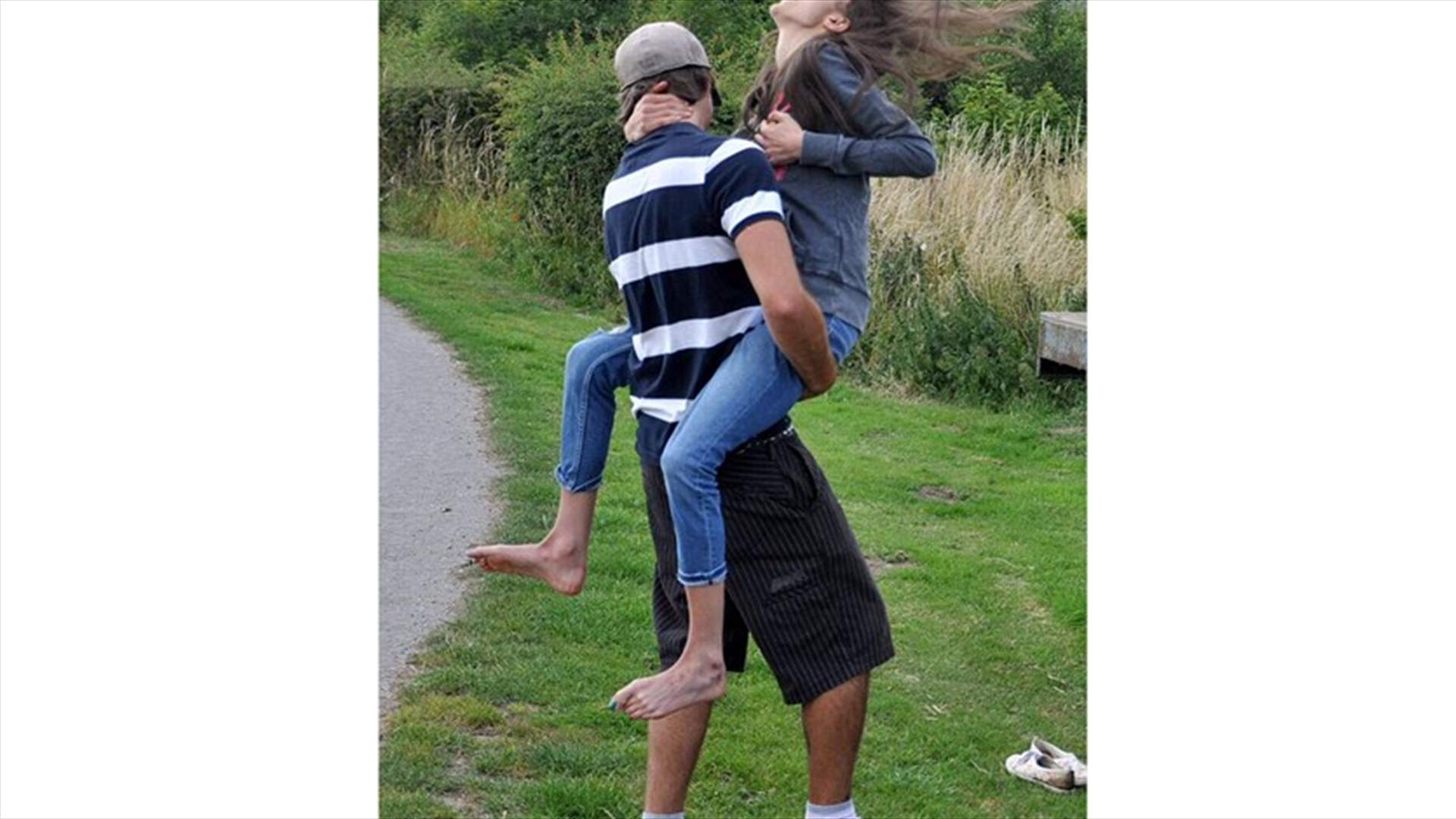 كسرت ضلعها بسبب عناق... 
