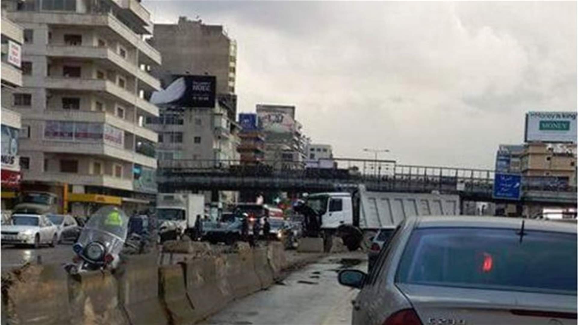 حادث سير بين شاحنة و6 سيارات في جل الديب