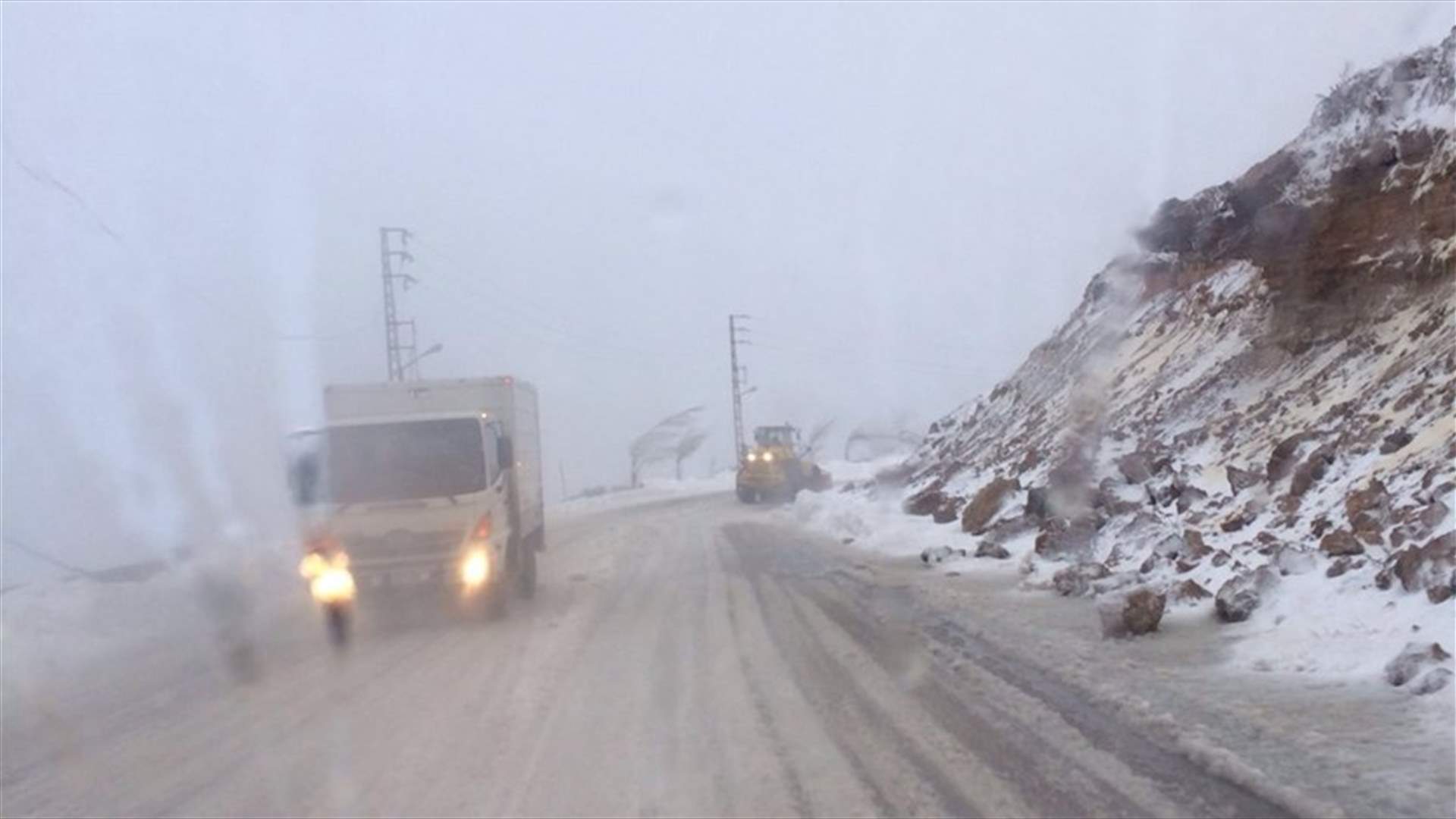 انقاذ مئة آلية حاصرتها الثلوج على طريق ترشيش- زحلة