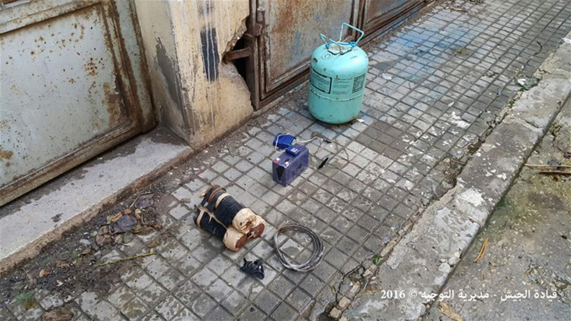 بالصور...تفكيك عبوتين ناسفتين في طرابلس