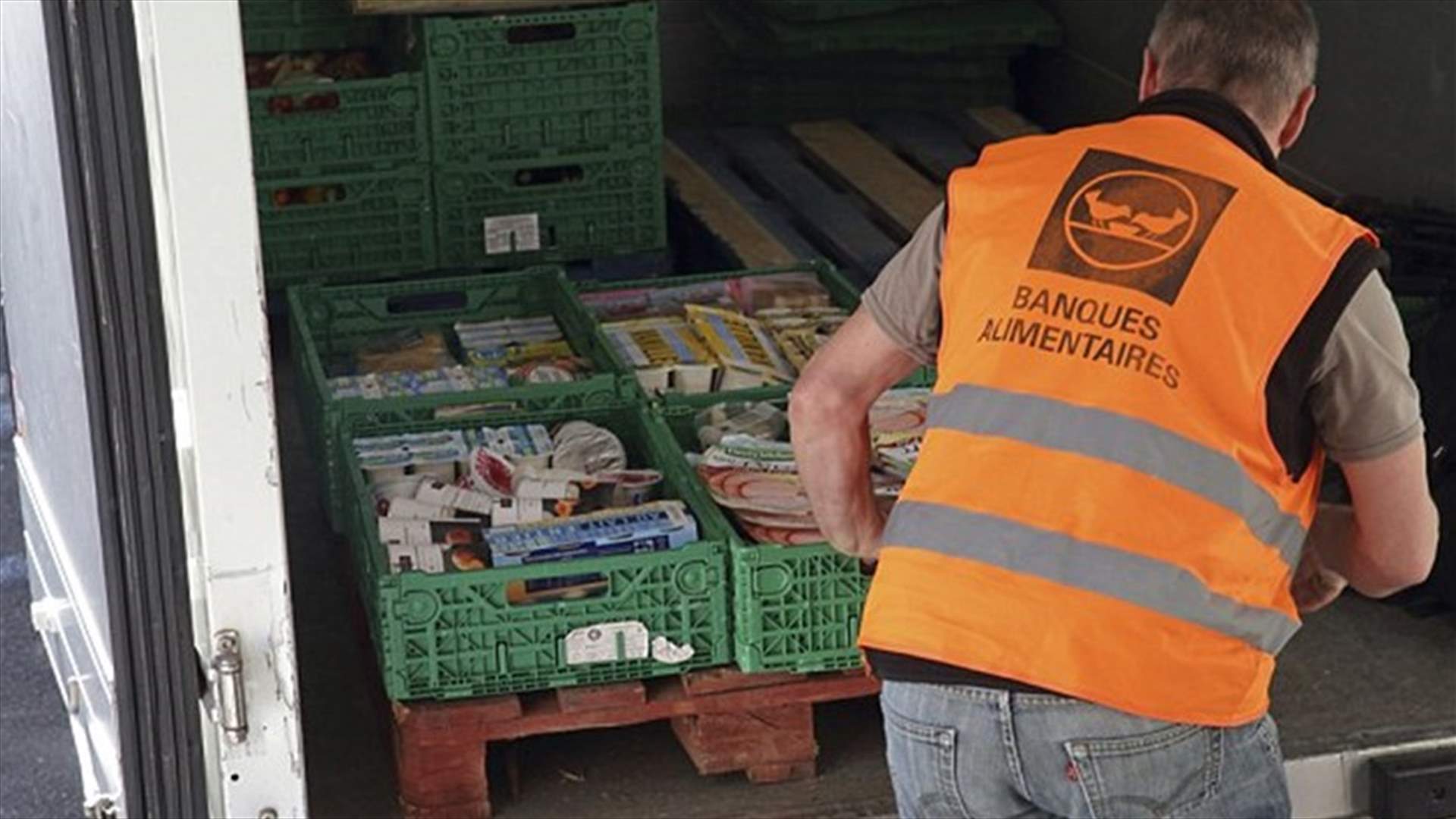 فرنسا تجبر المتاجر بالتبرع بالطعام الفائض