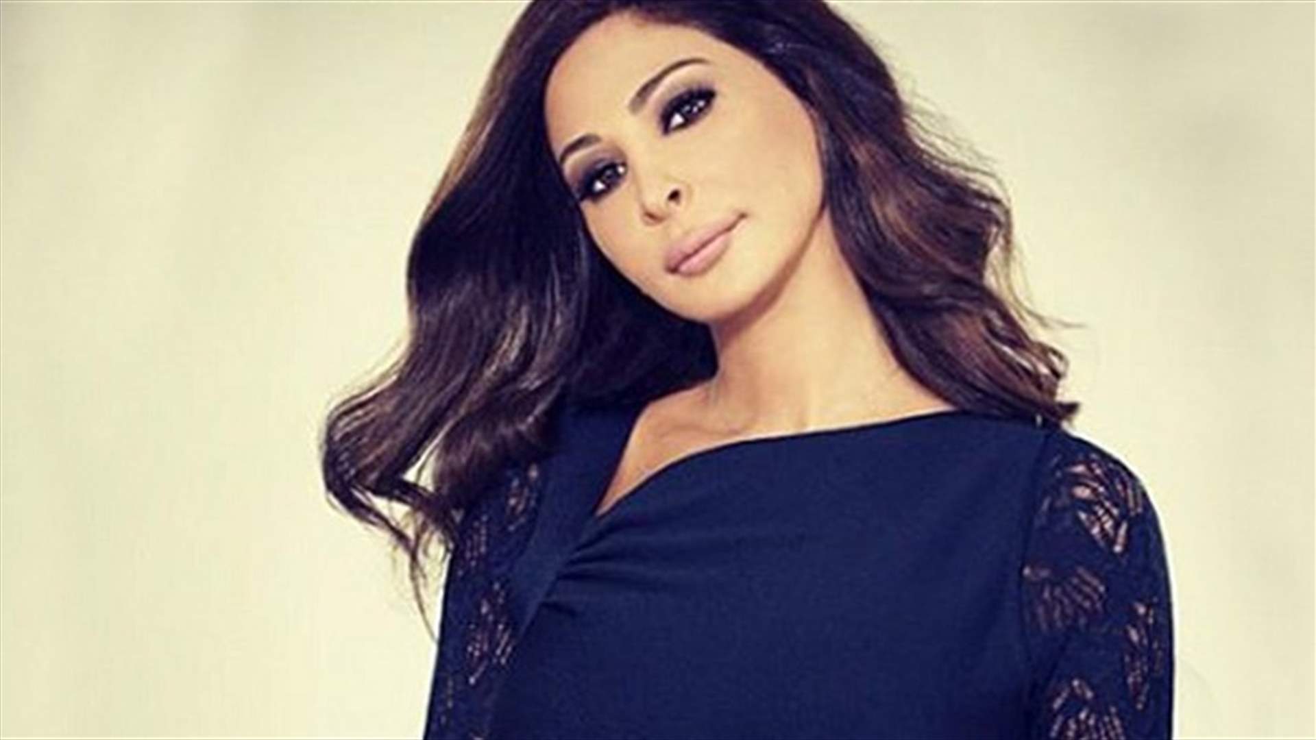 بالصور: اليسا في قميص شفاف برفقة عائلتها