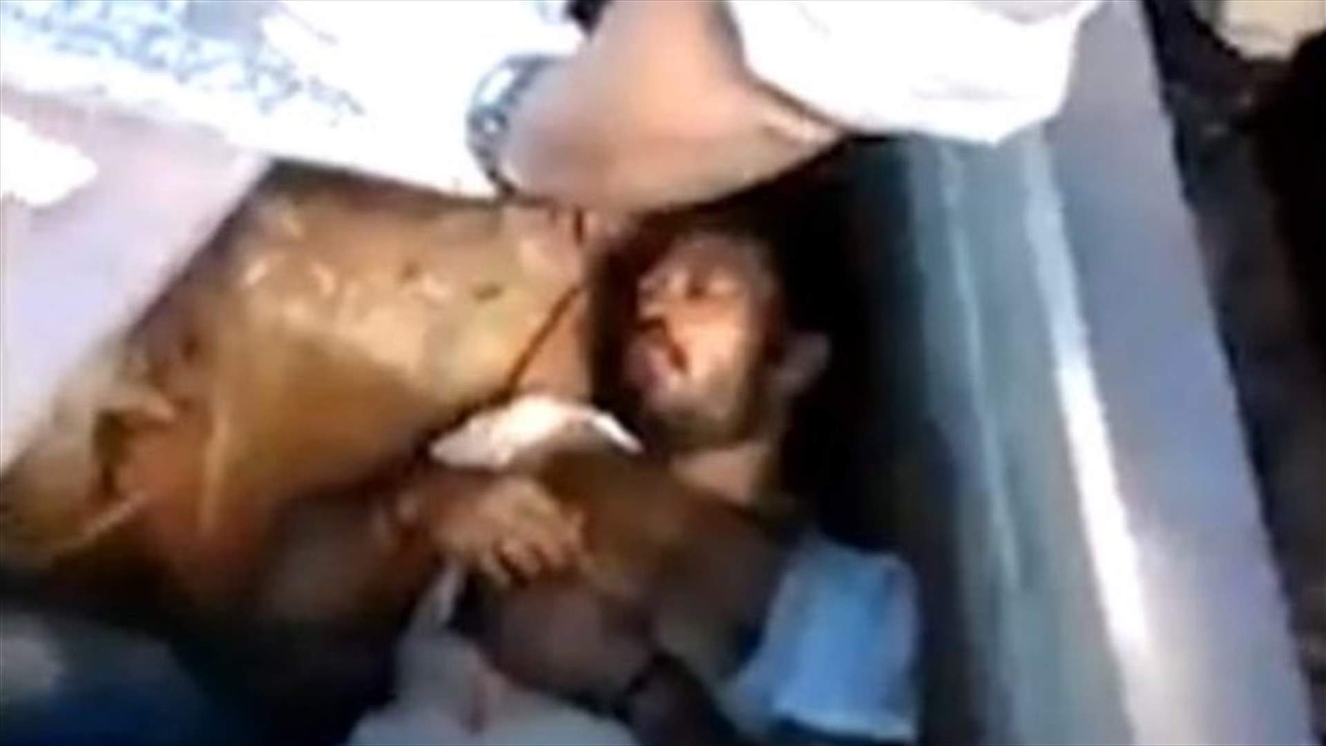 بالفيديو...انتشال رجل حيا من داخل مقبرة
