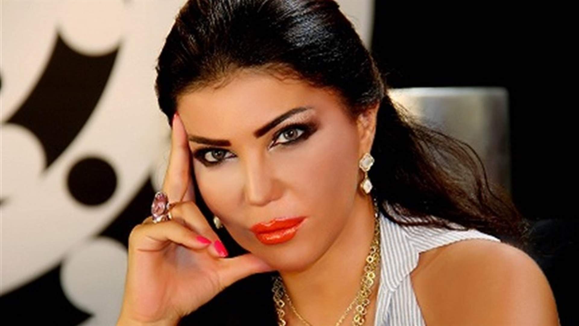 بالصور: مي حريري تلعب مع الفيل