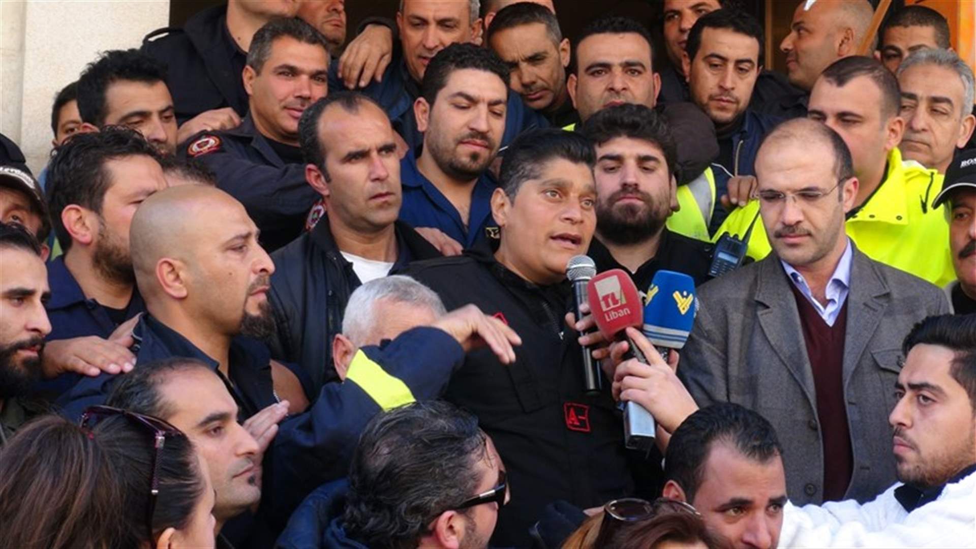 اعتصام لمتطوعي الدفاع المدني امام بلدية بعلبك لتثبيتهم