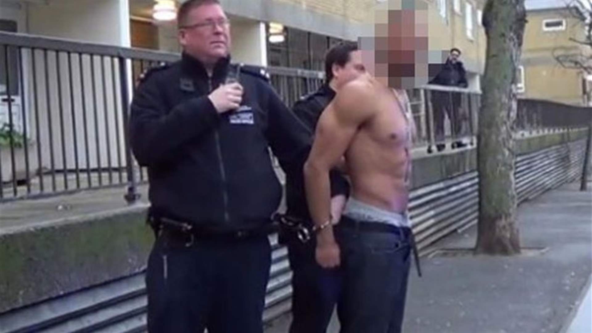 بالفيديو: ما فعله هذا اللصّ لحظة اعتقاله أضحك رجال الشرطة!