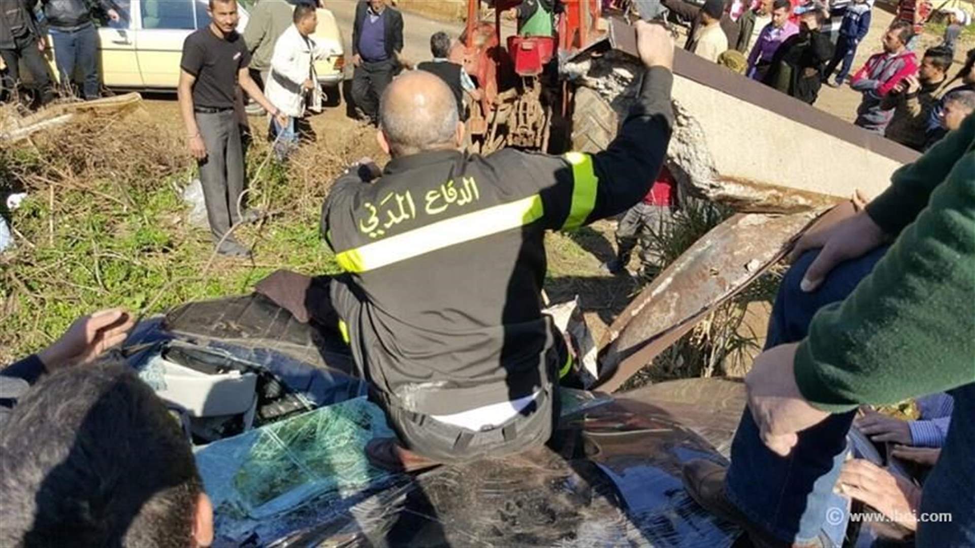 [PHOTOS] One woman killed in a car crash on Abboudieh road