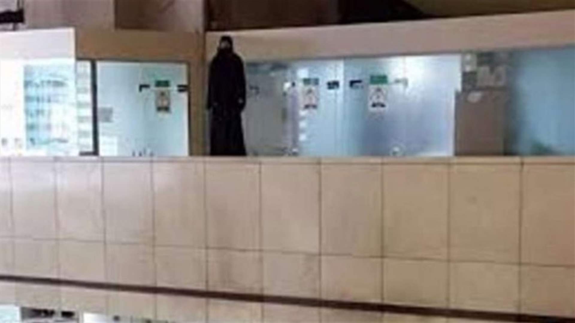 بالفيديو: شابة سعودية تحاول الانتحار داخل مطار جدّة