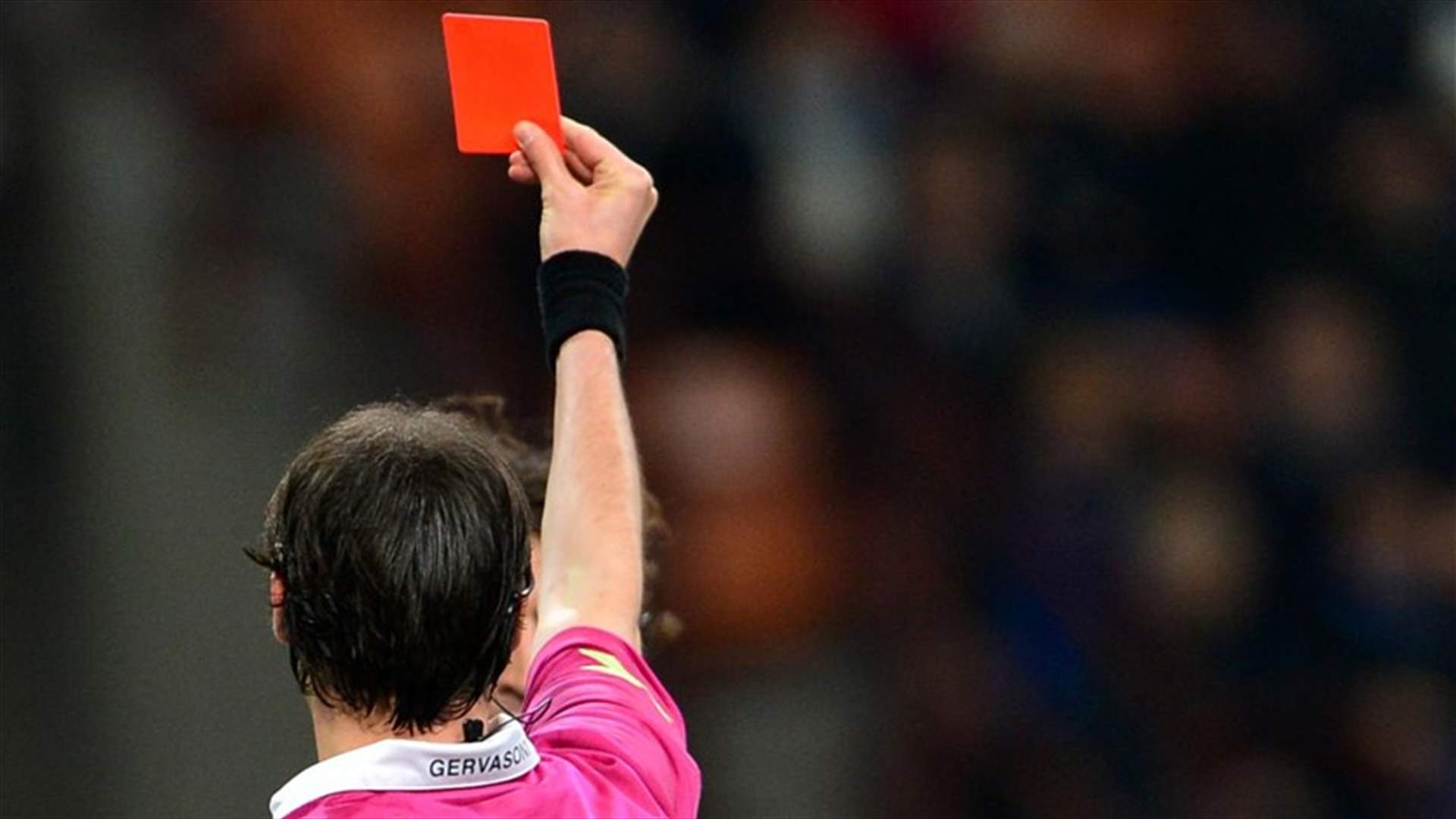 لاعب يقتل حكم المباراة بسبب البطاقة الحمراء