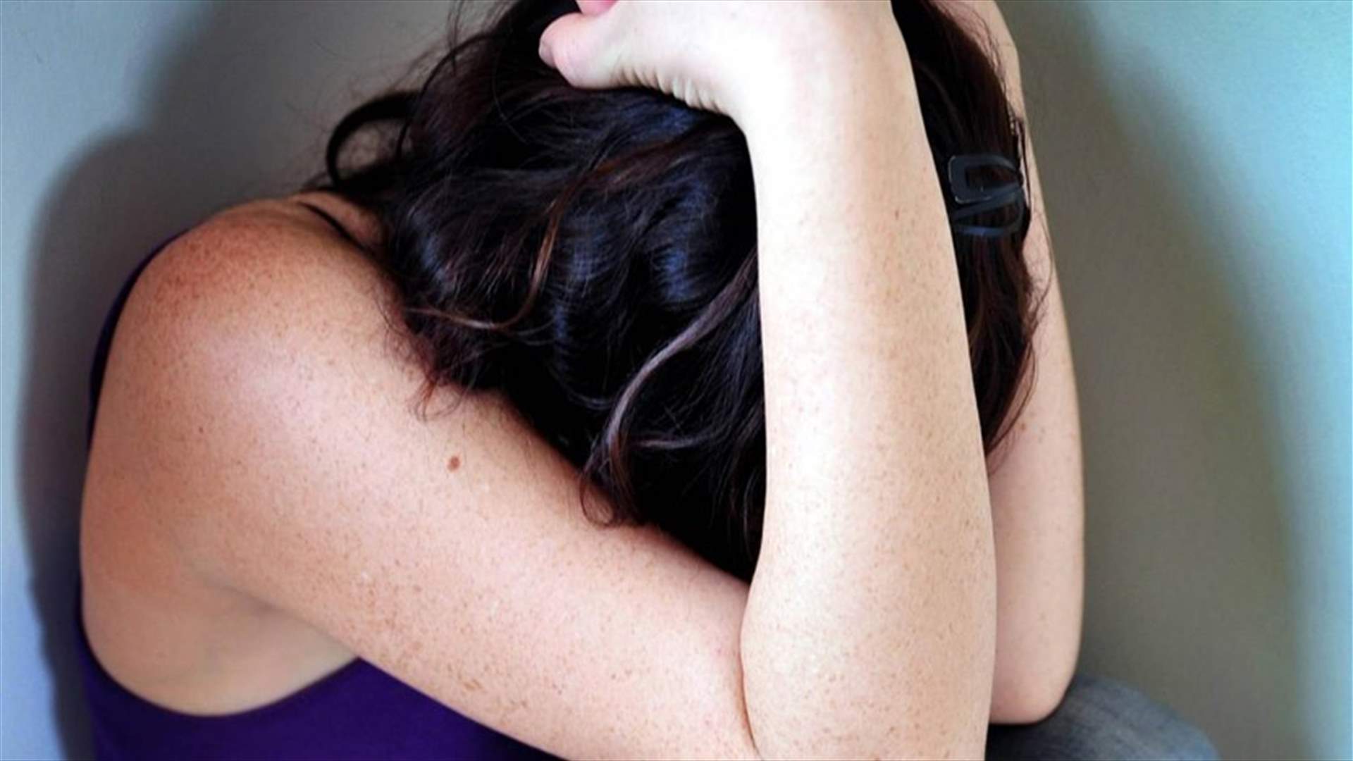 ابن يغتصب شقيقته والوالدة تقف إلى جانبه