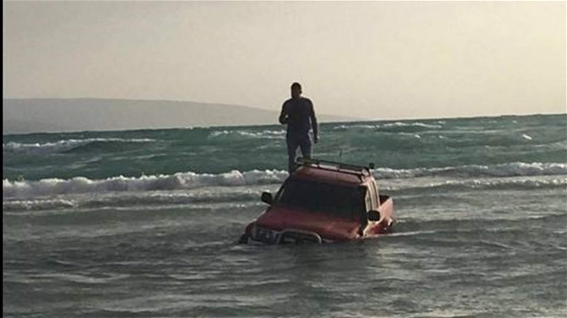 بالصورة...الامواج تجرف سيارة في صور