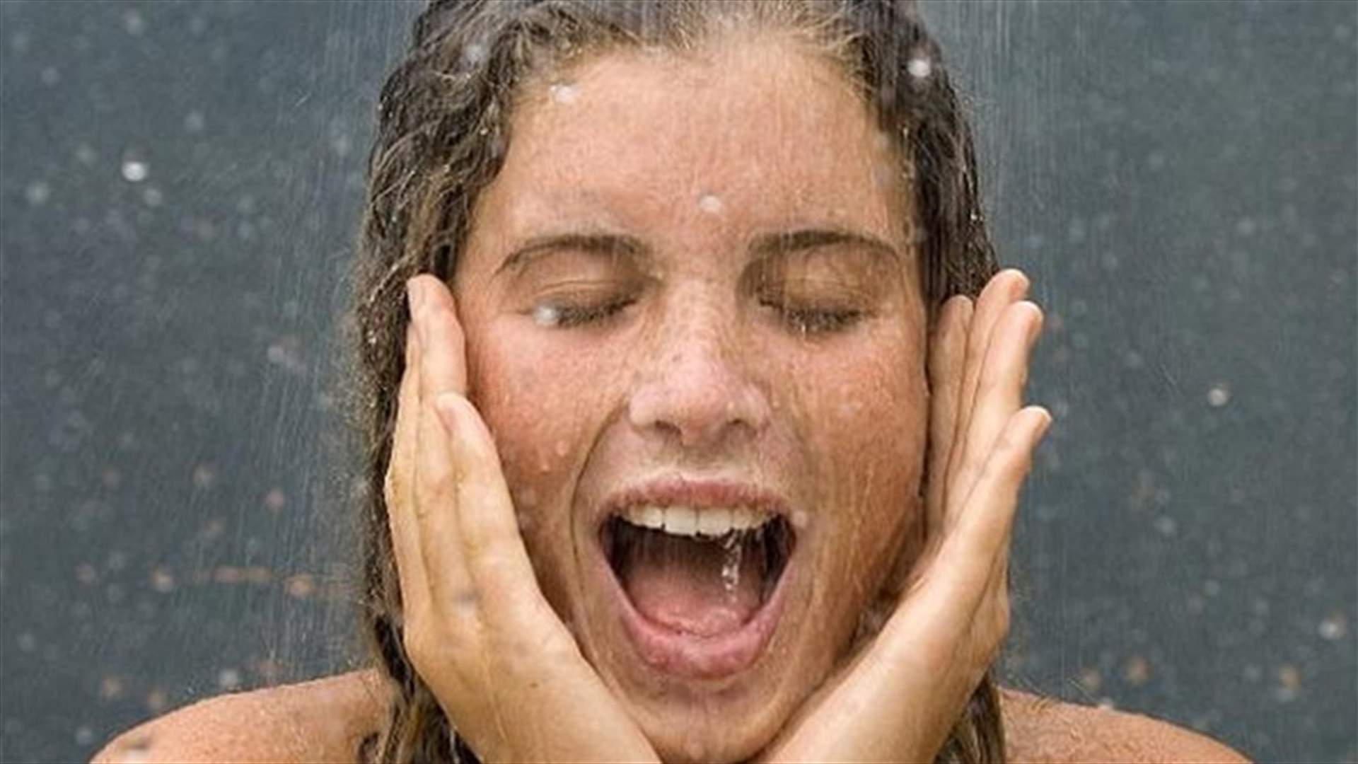 غسل الوجه أثناء الاستحمام يُدمّر البشرة