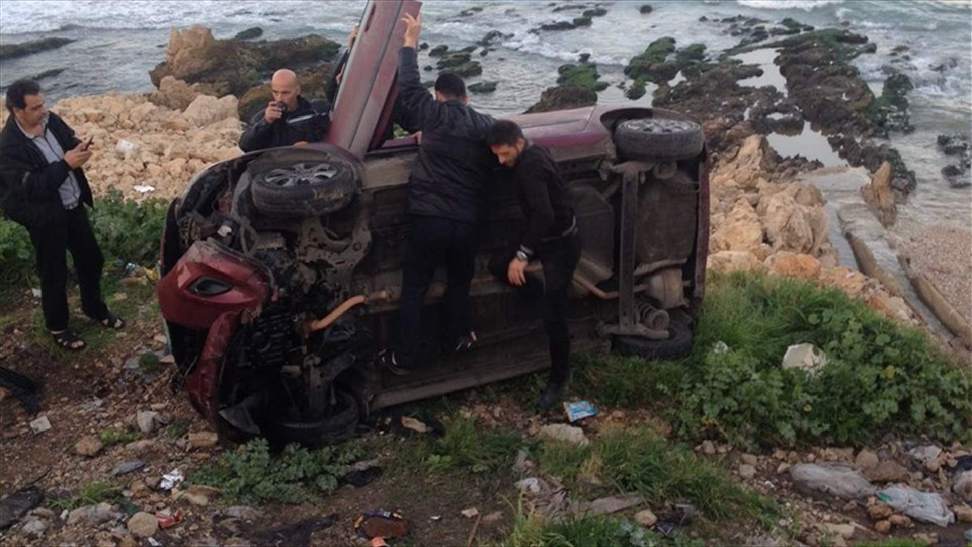 [PHOTOS] Car overturns in Sidon 