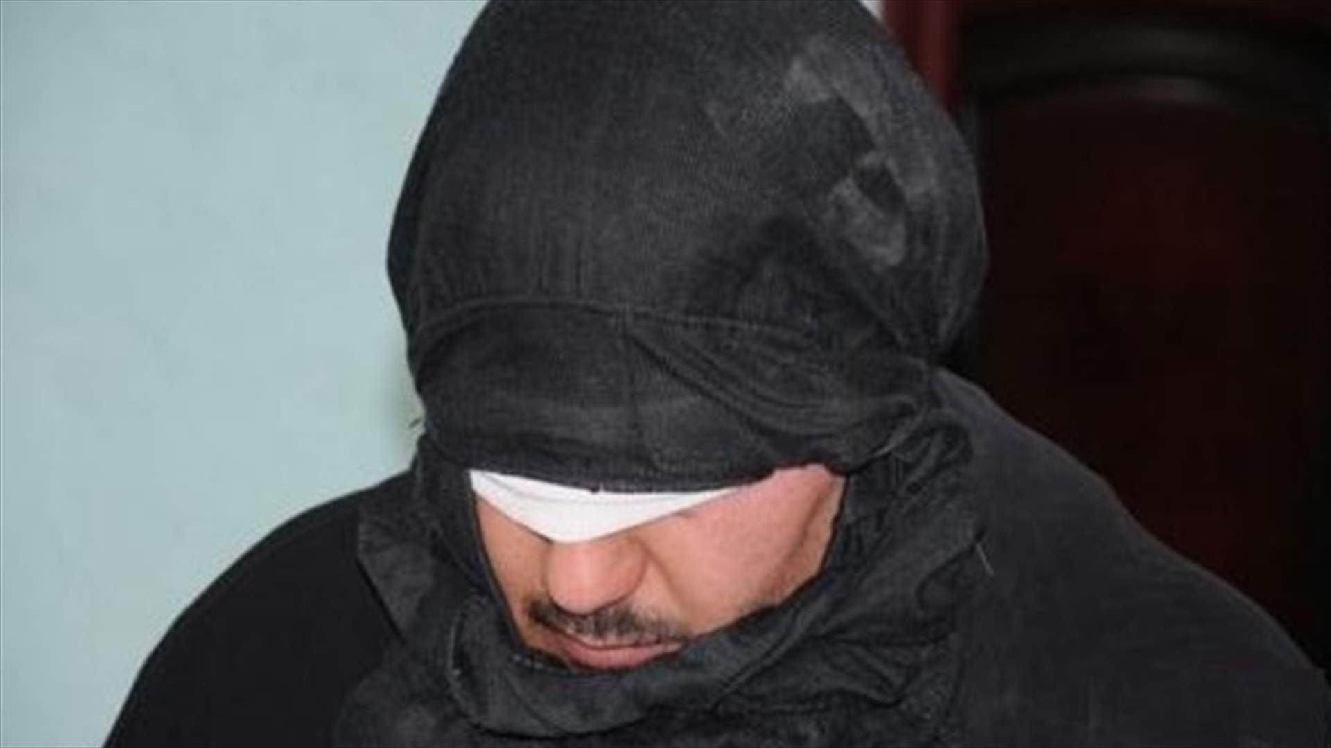 ضُبط متنكرا بزي امرأة بين مجموعة من النساء في وادي خالد