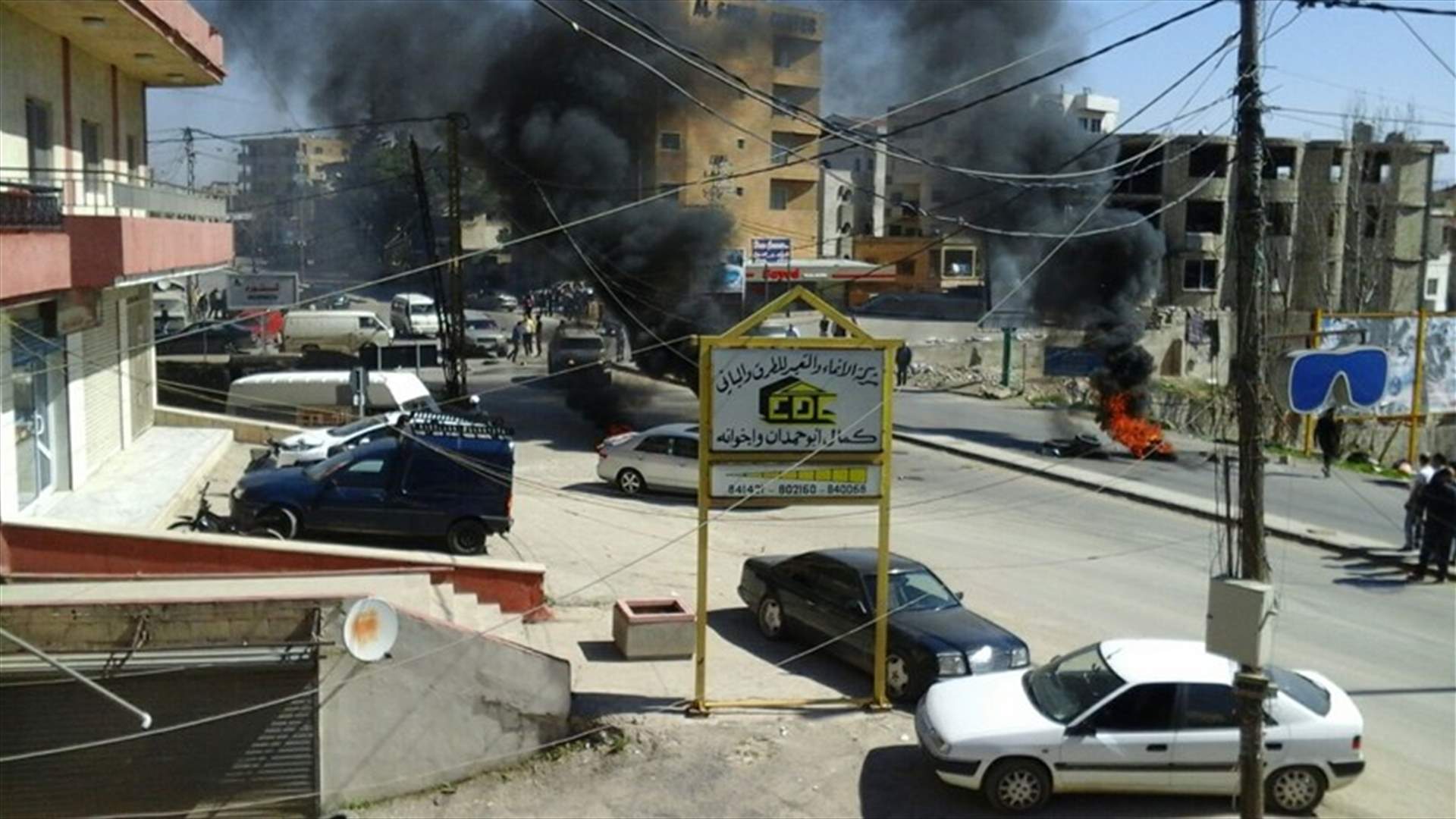 مناصرو حزب الله قطعوا طريق تعلبايا- شتورا وشويفات- كفرشيما 