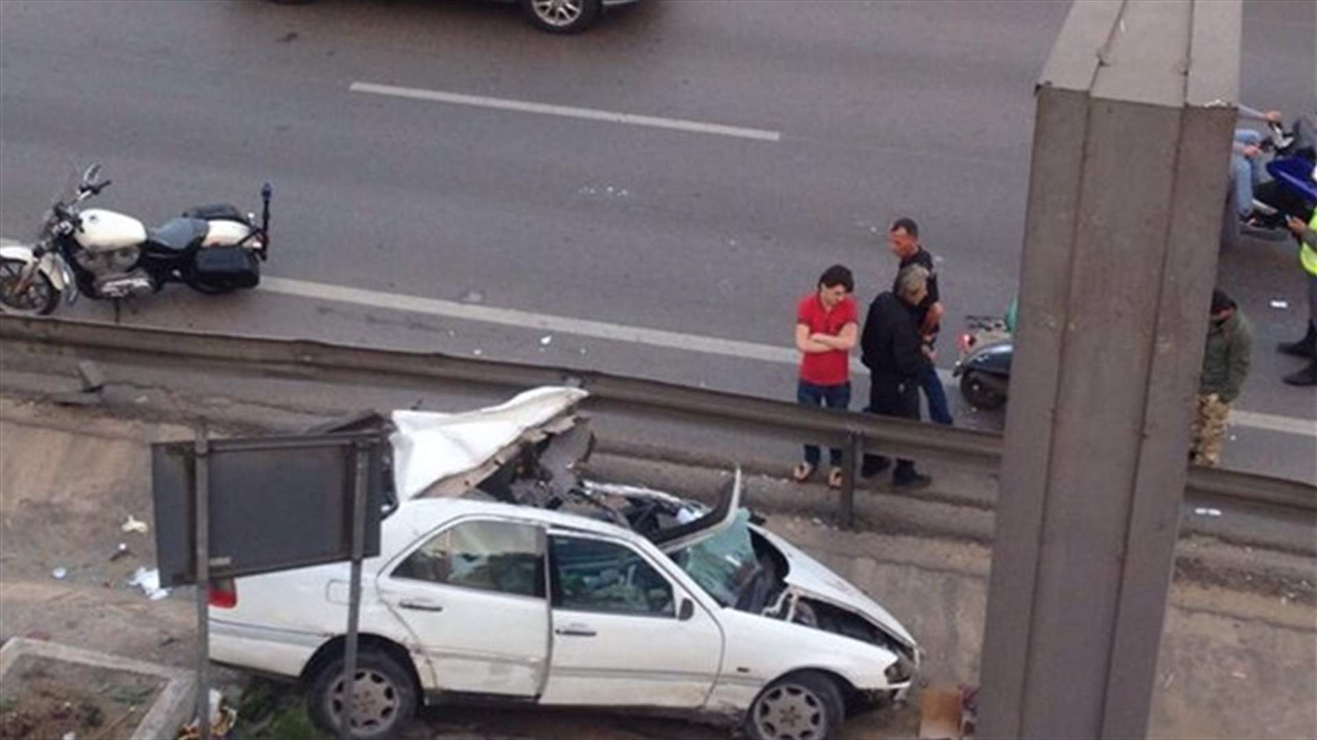جريحة اثر انقلاب سيارتها على اوتوستراد المطار