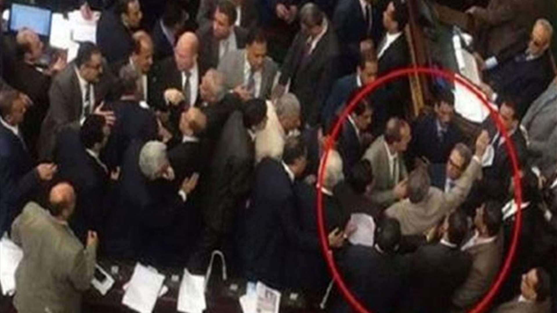 بالصورة: ضرب توفيق عكاشة بـ"الحذاء" في مجلس النواب 