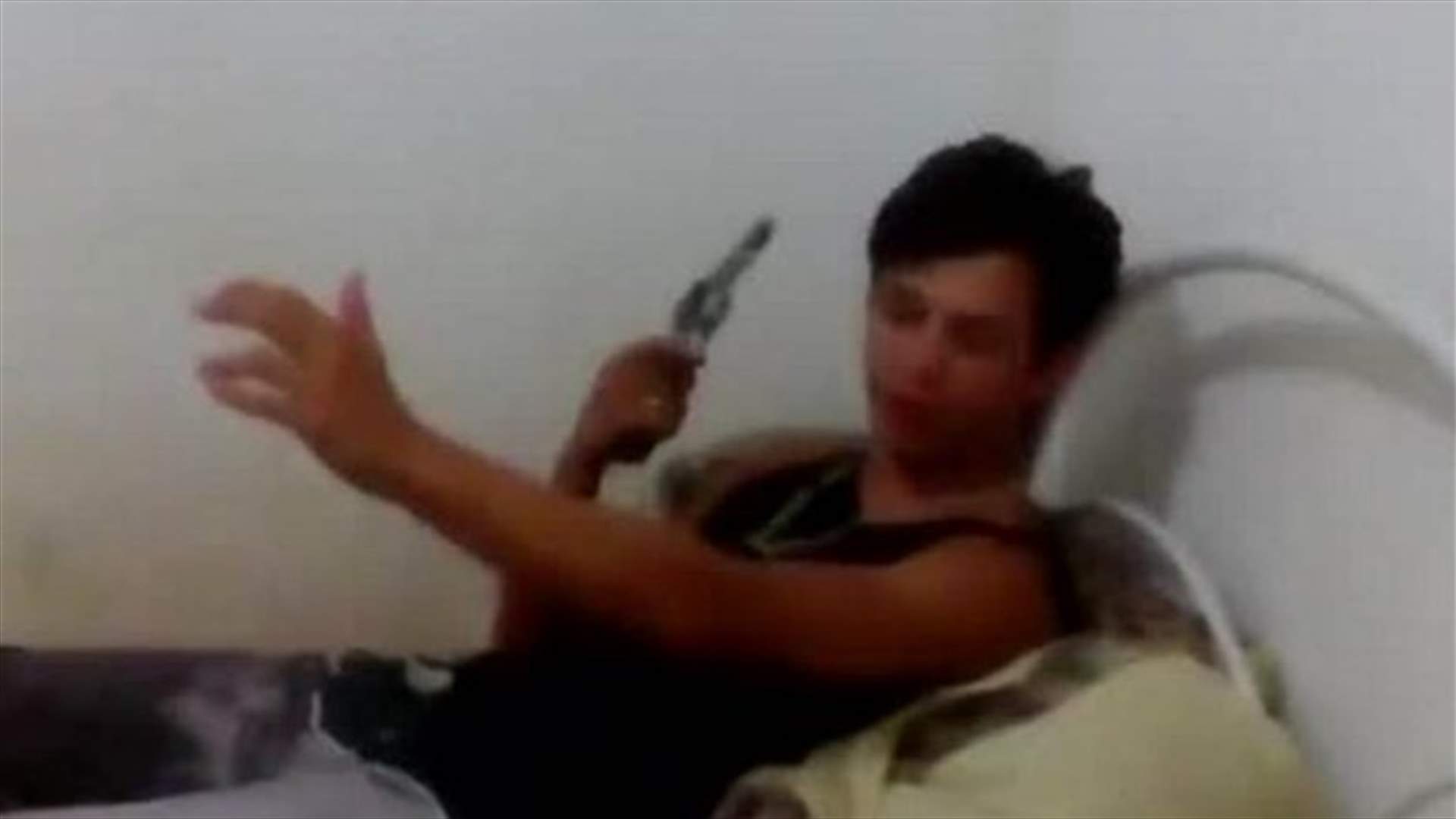 شاب متهوّر يطلق النار على رأسه في فيديو صادم