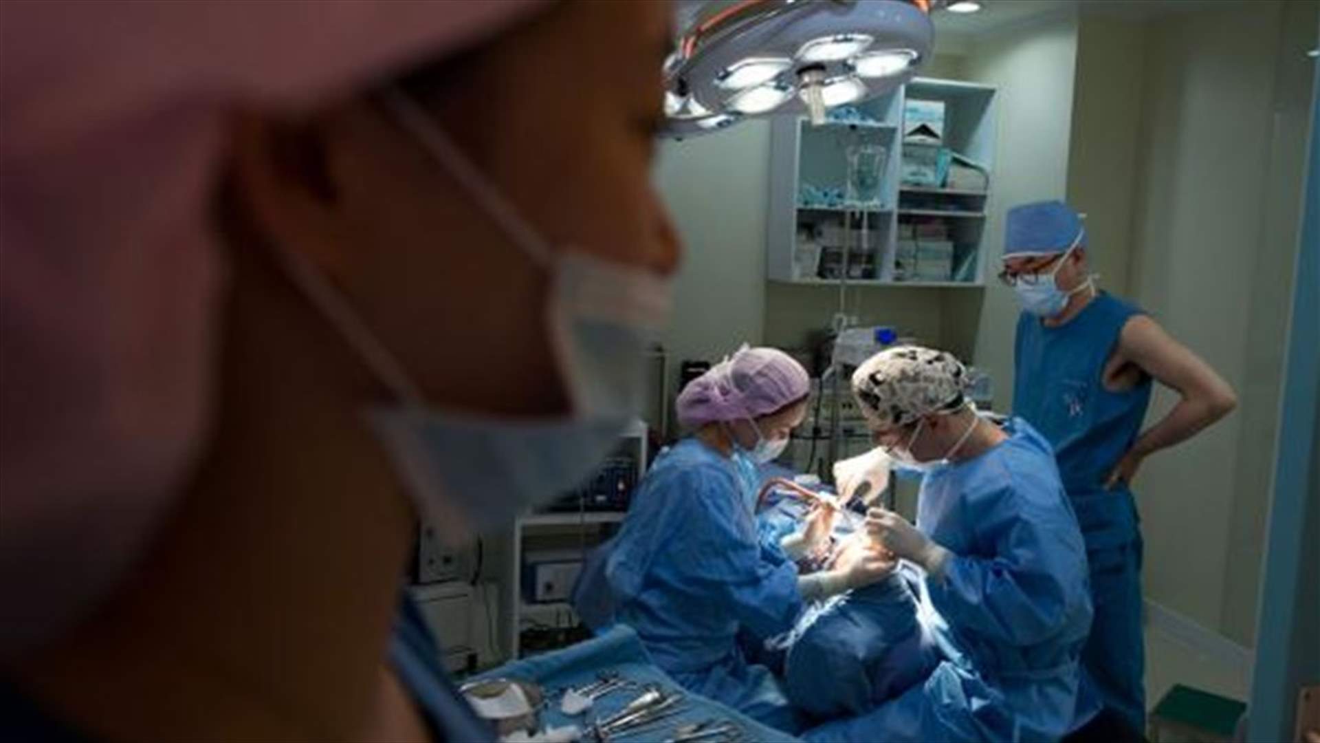 امرأة تصاب بهوس السرقة بعد خضوعها لعمليات تجميل 