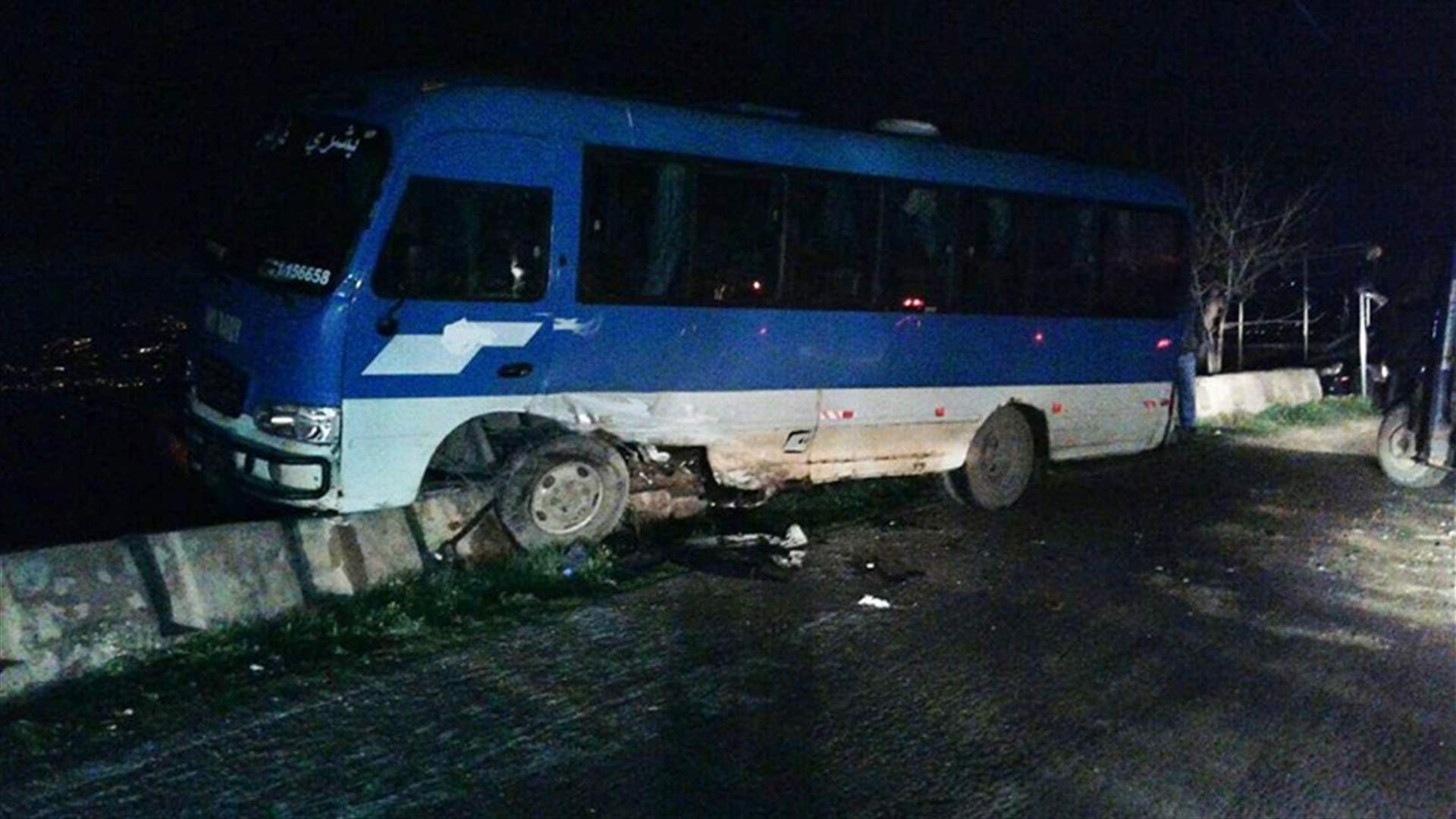نجاة ركاب حافلة بأعجوبة بعد انزلاقها على حافة واد في بلدة برحليون