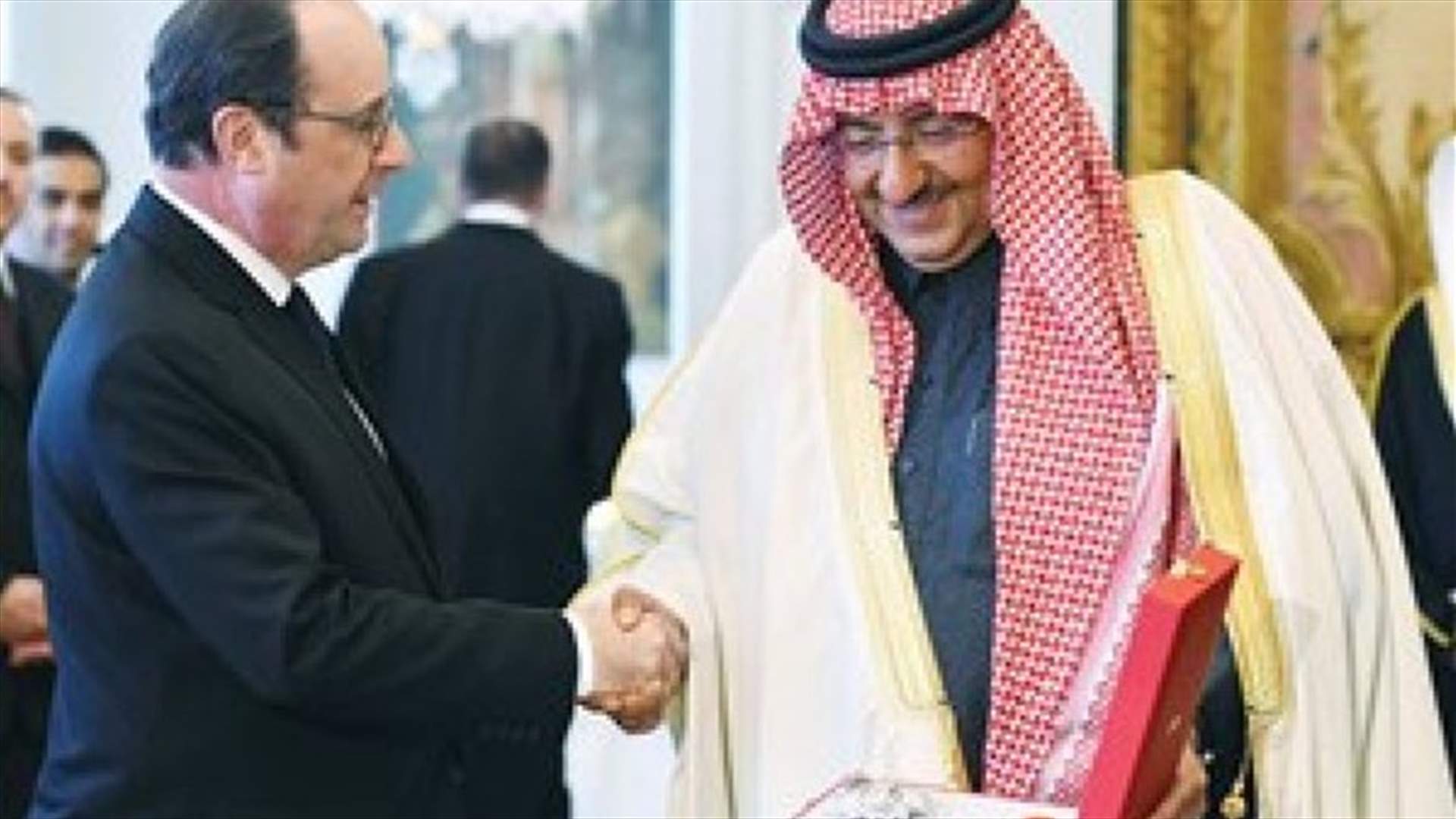 هولاند يقلد ولي العهد السعودي وسام جوقة الشرف