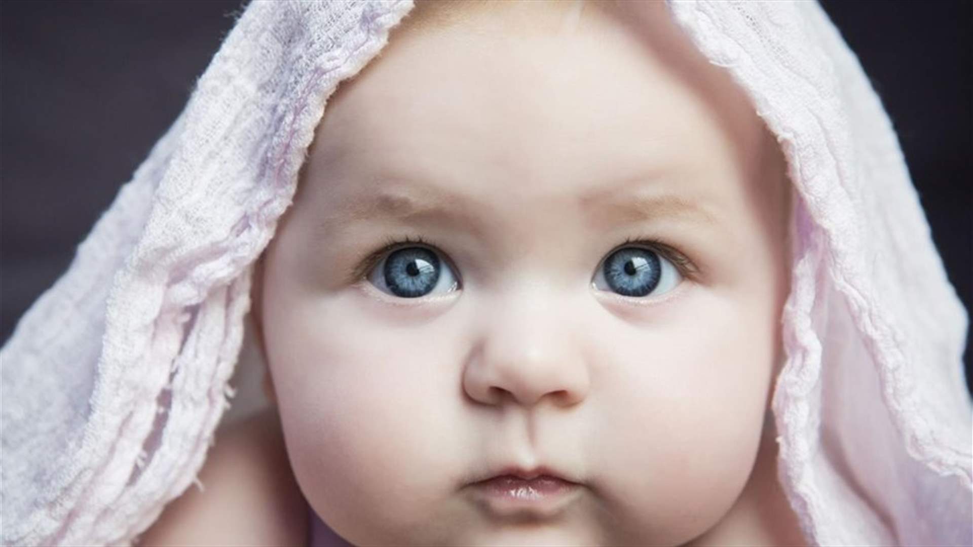 لماذا يولد البعض بعينين زرقاوين؟