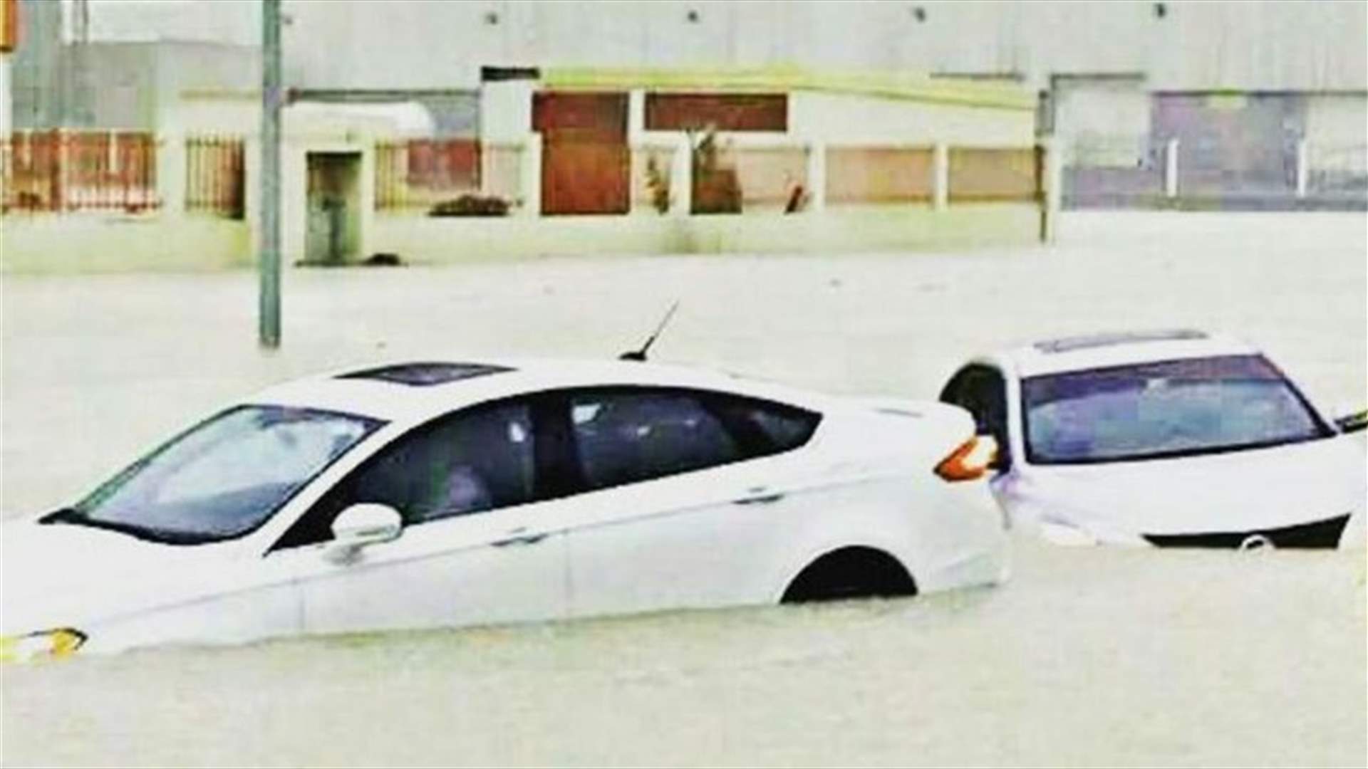 بالفيديو - شوارع أبو ظبي تغرق بمياه الأمطار