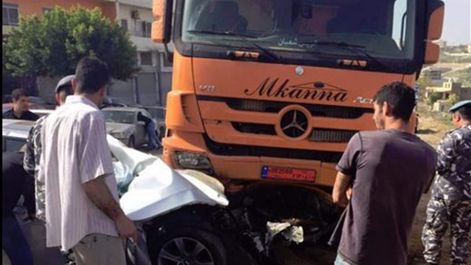 بالصورة...جريح بحادث بين سيارة وشاحنة في بلدة عين بعال-صور