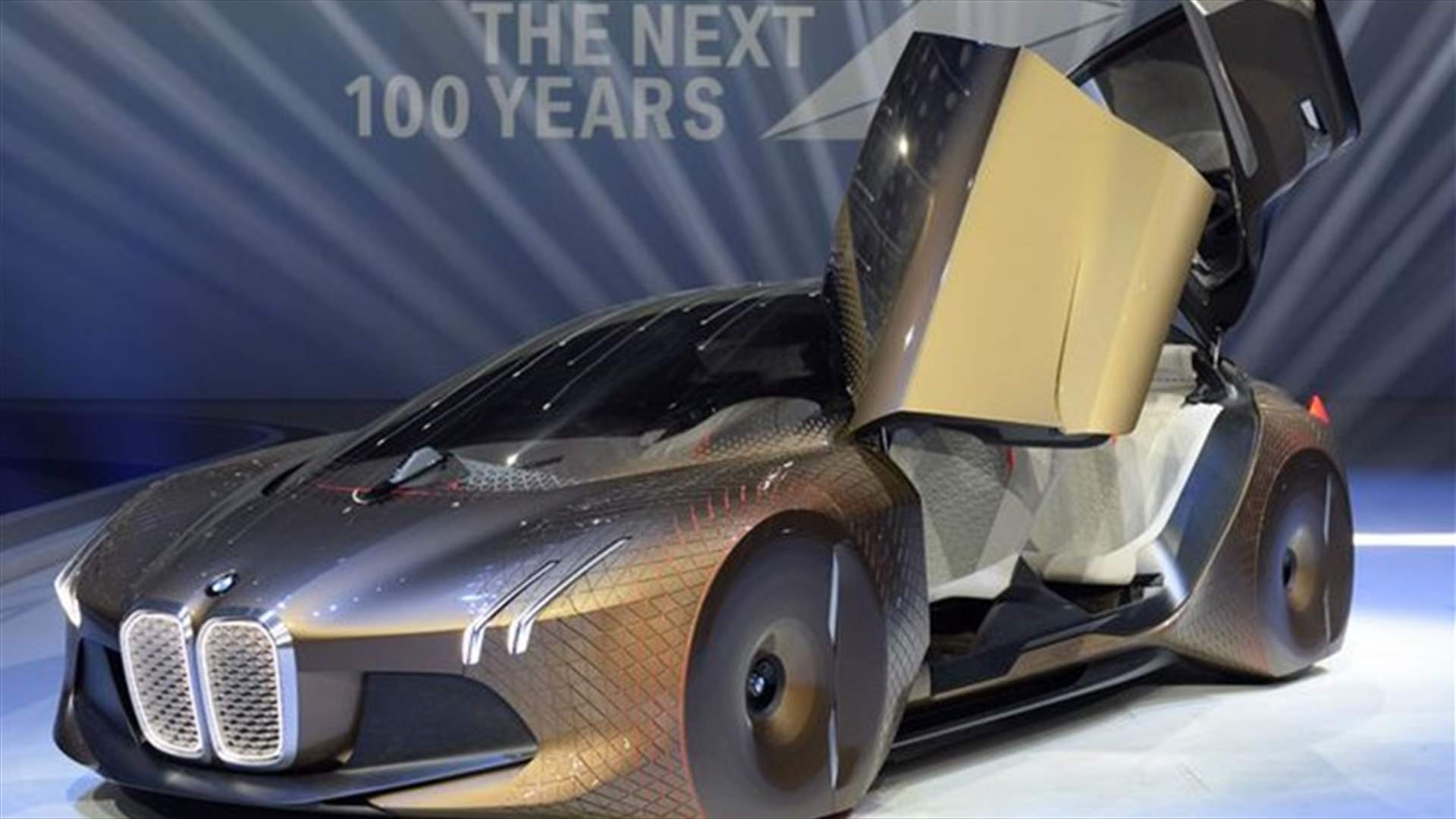 بالصور: BMW تحتفل بمئة عام على تأسيسها بسيّارةٍ من المستقبل