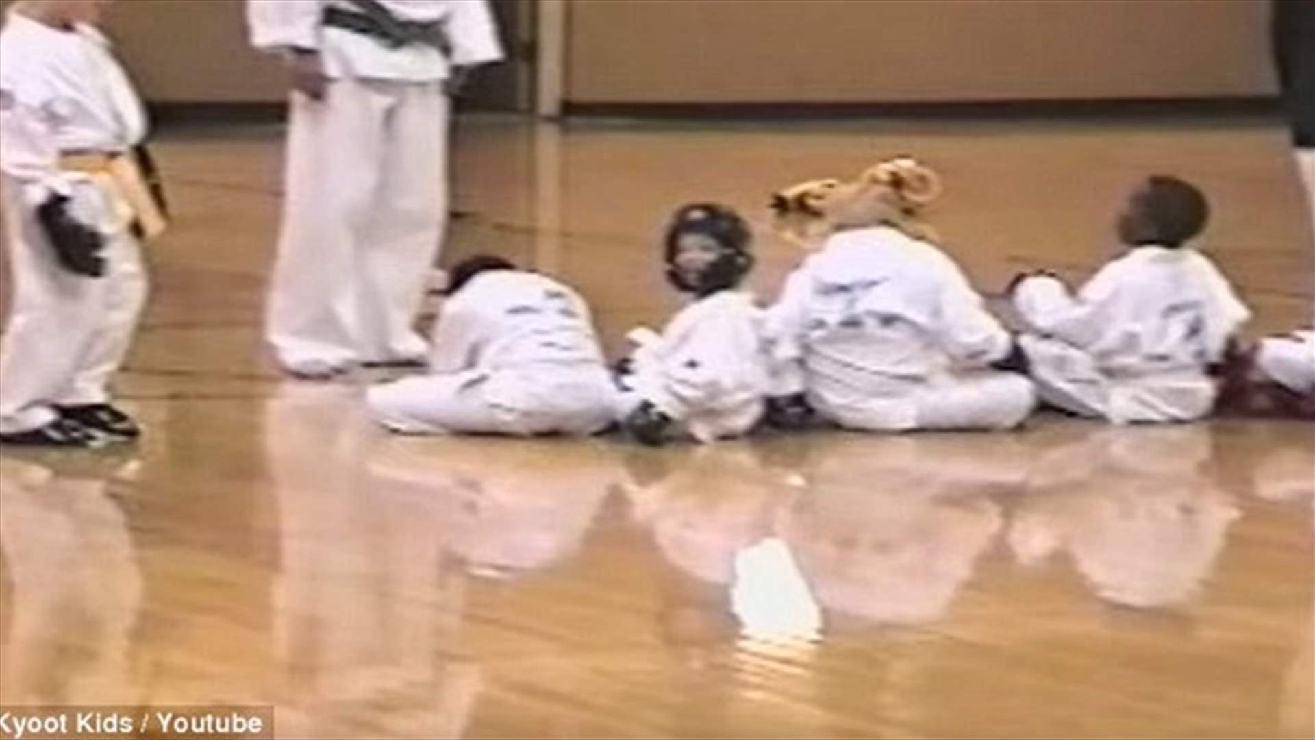 بالفيديو: "طفل الكاراتيه" ضرب معلّمه لإنقاذ صديقته