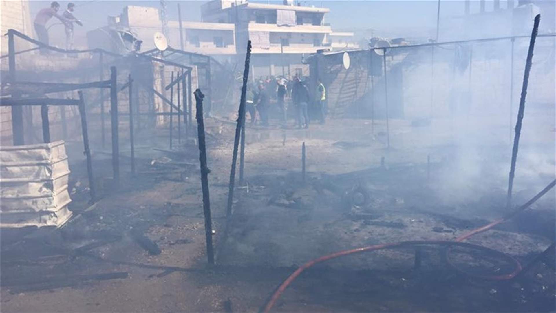 حريق في مخيم للنازحين السوريين عند مفرق دير زنون