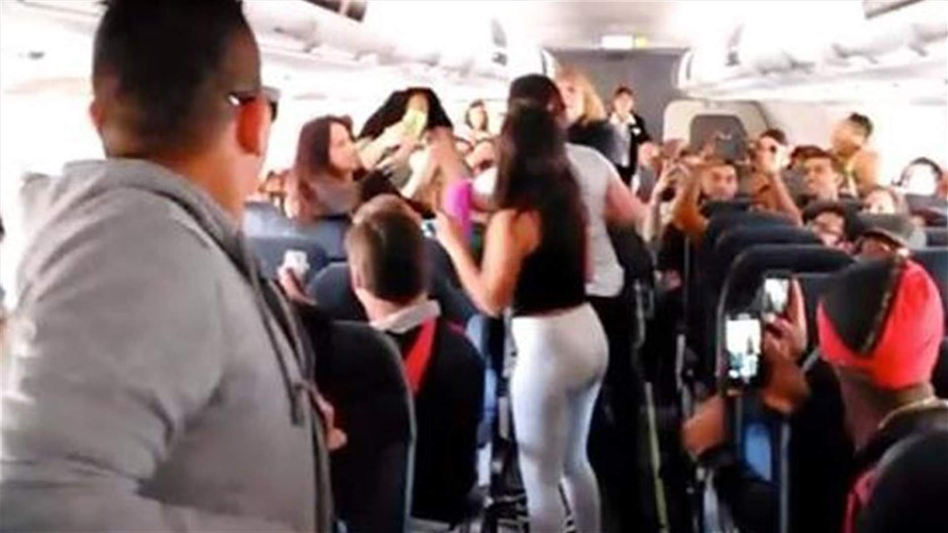 بالفيديو: شجار نسائي عنيف على متن طائرة أميركيّة