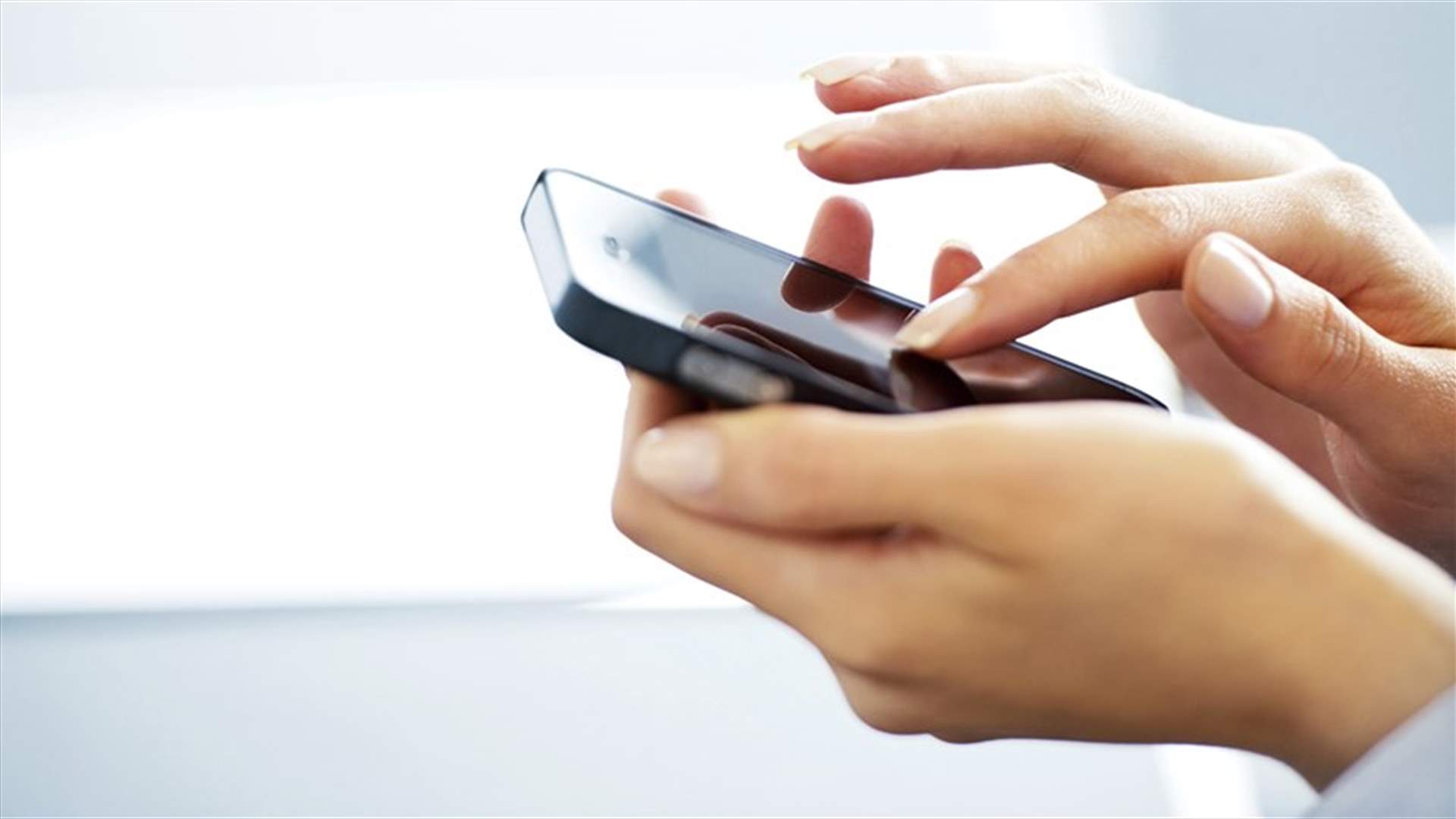 مراهقة تتفاجأ بصورٍ عاريّة على هاتفها الجديد