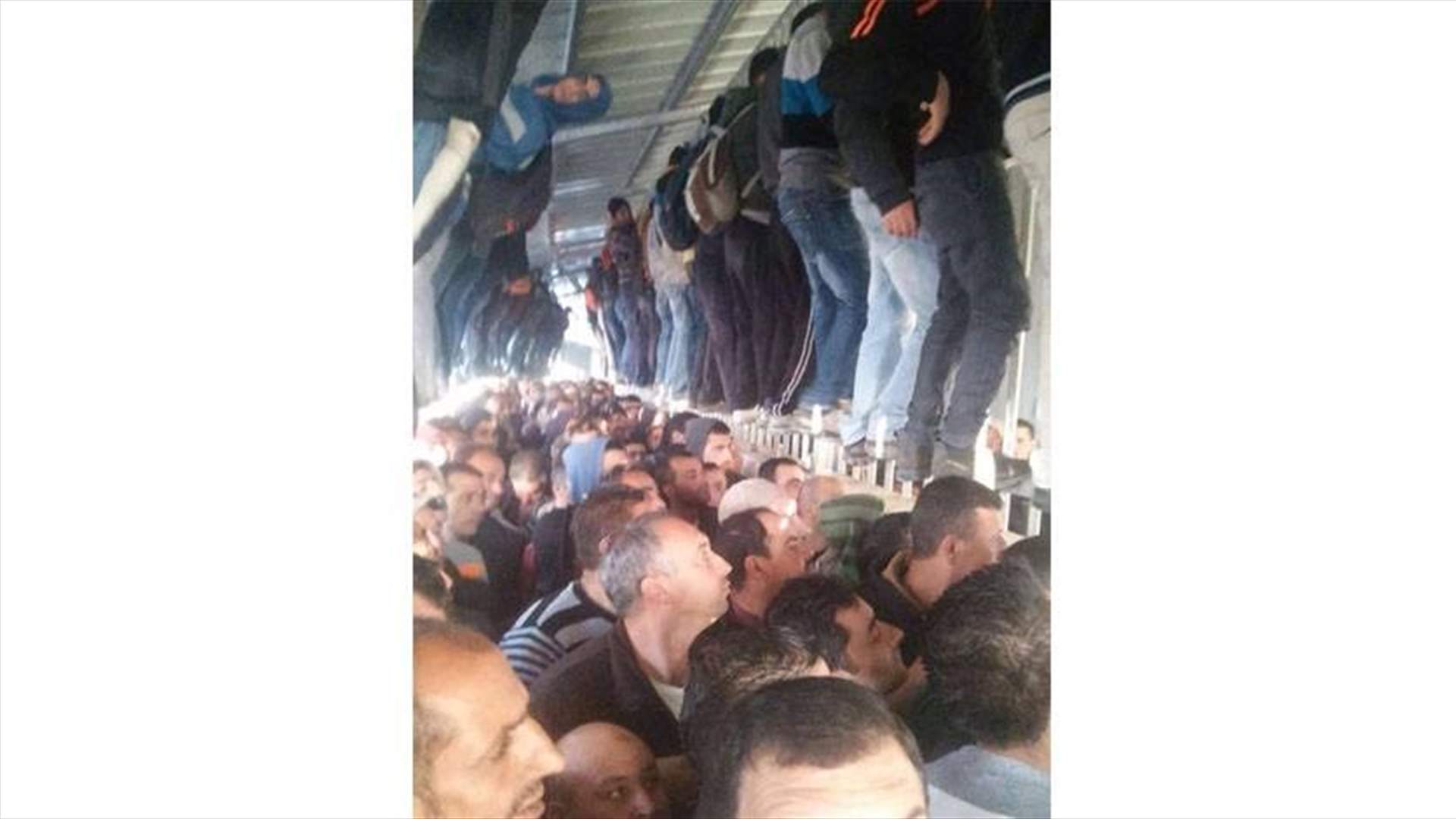 [Photo] Palestinian workers face their daily nightmare 