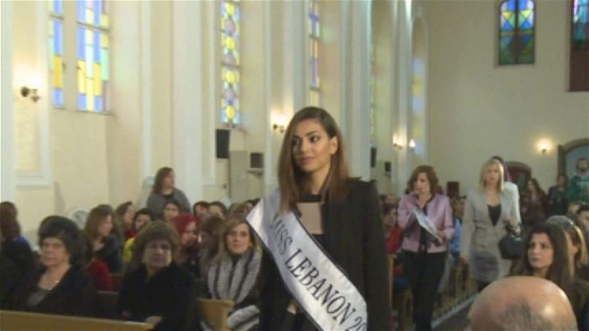ملكة جمال لبنان تفتتح معرض الامهات الثامن