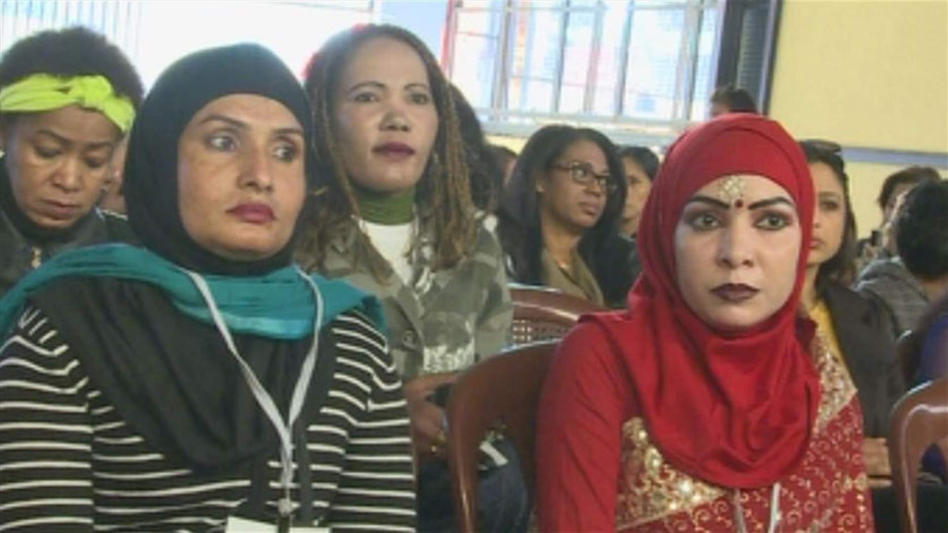 عاملة منزلية هدية بمناسبة عيد الام!!