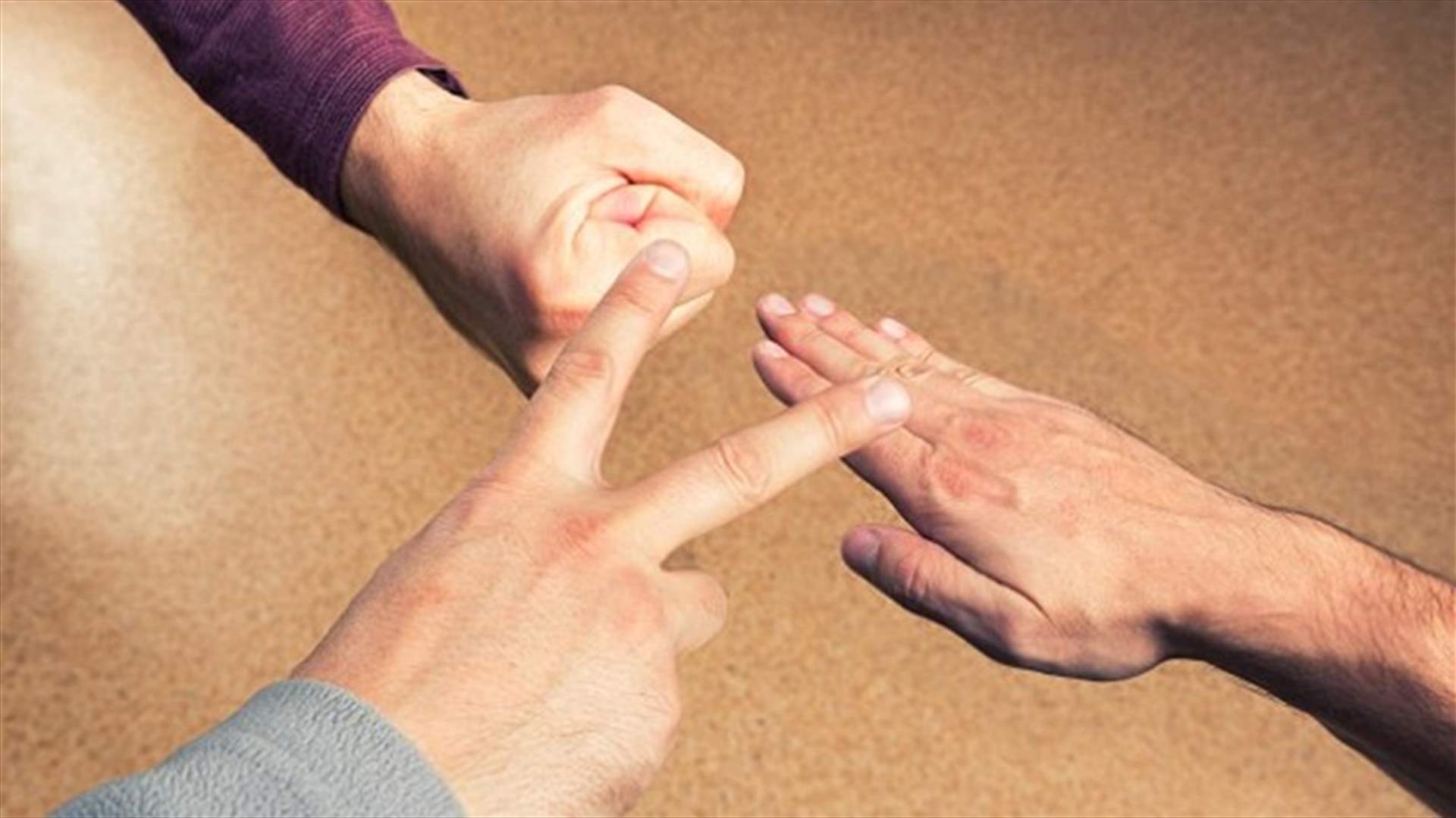 كيف تفوز دائماً في لعبة &quot;حجر مقصّ ورق&quot;؟