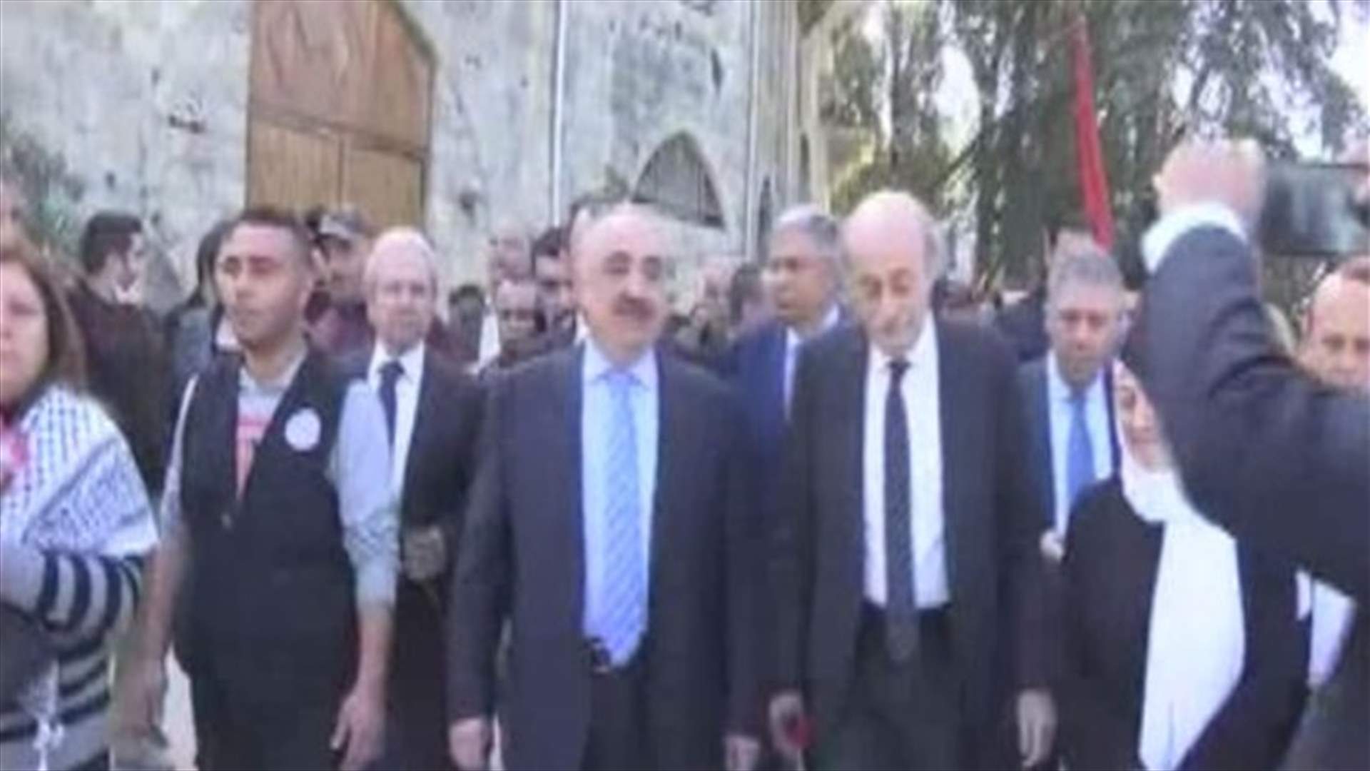 زهور وأكاليل على ضريح كمال جنبلاط في ذكرى اغتياله