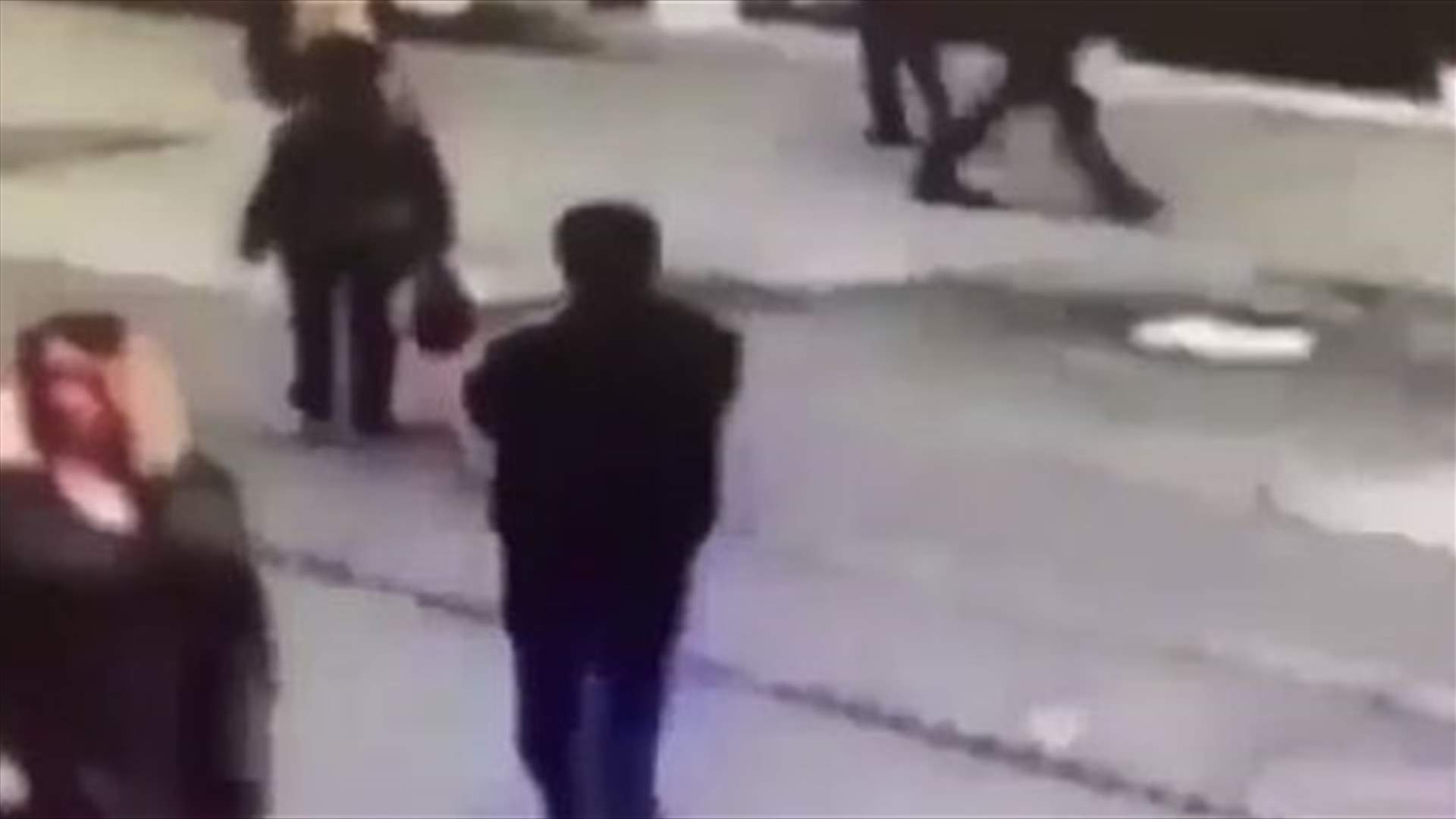 بالفيديو - لحظة تفجير الإنتحاري نفسه بشارع الإستقلال