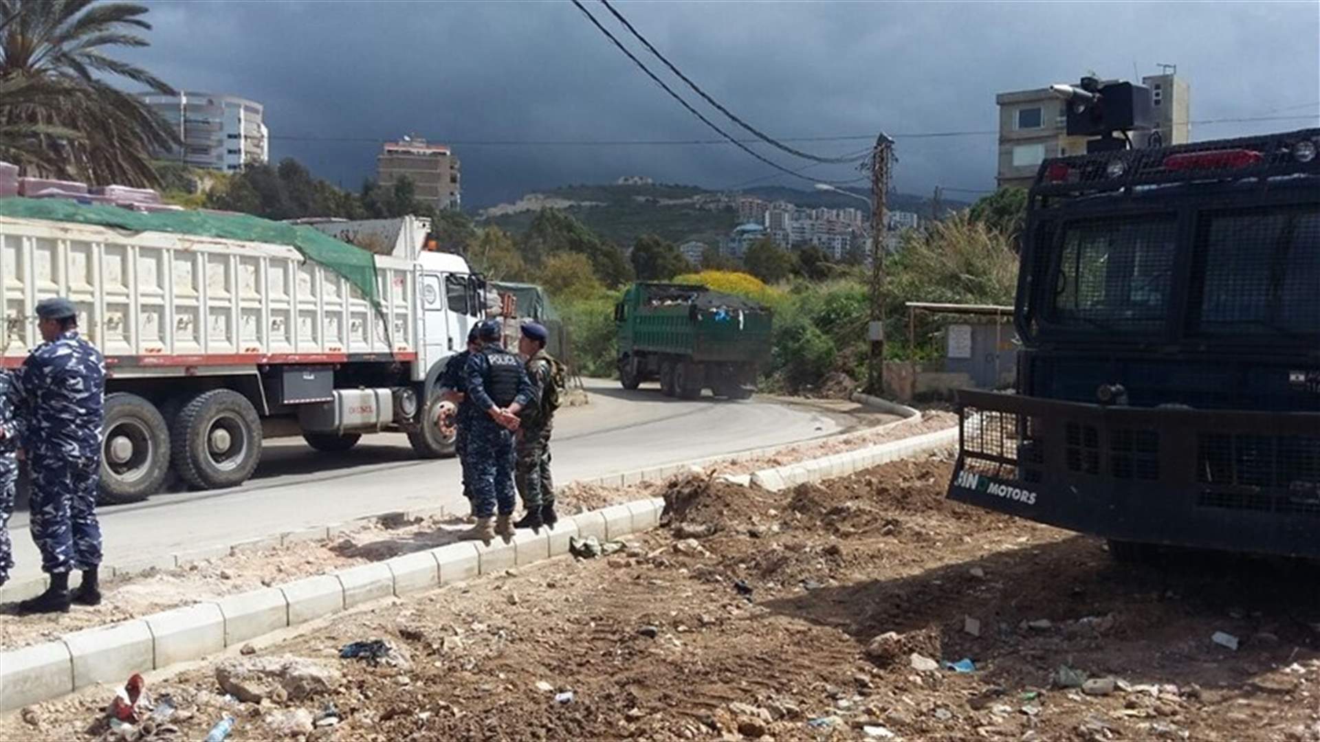 Trucks continue lifting accumulated garbage 