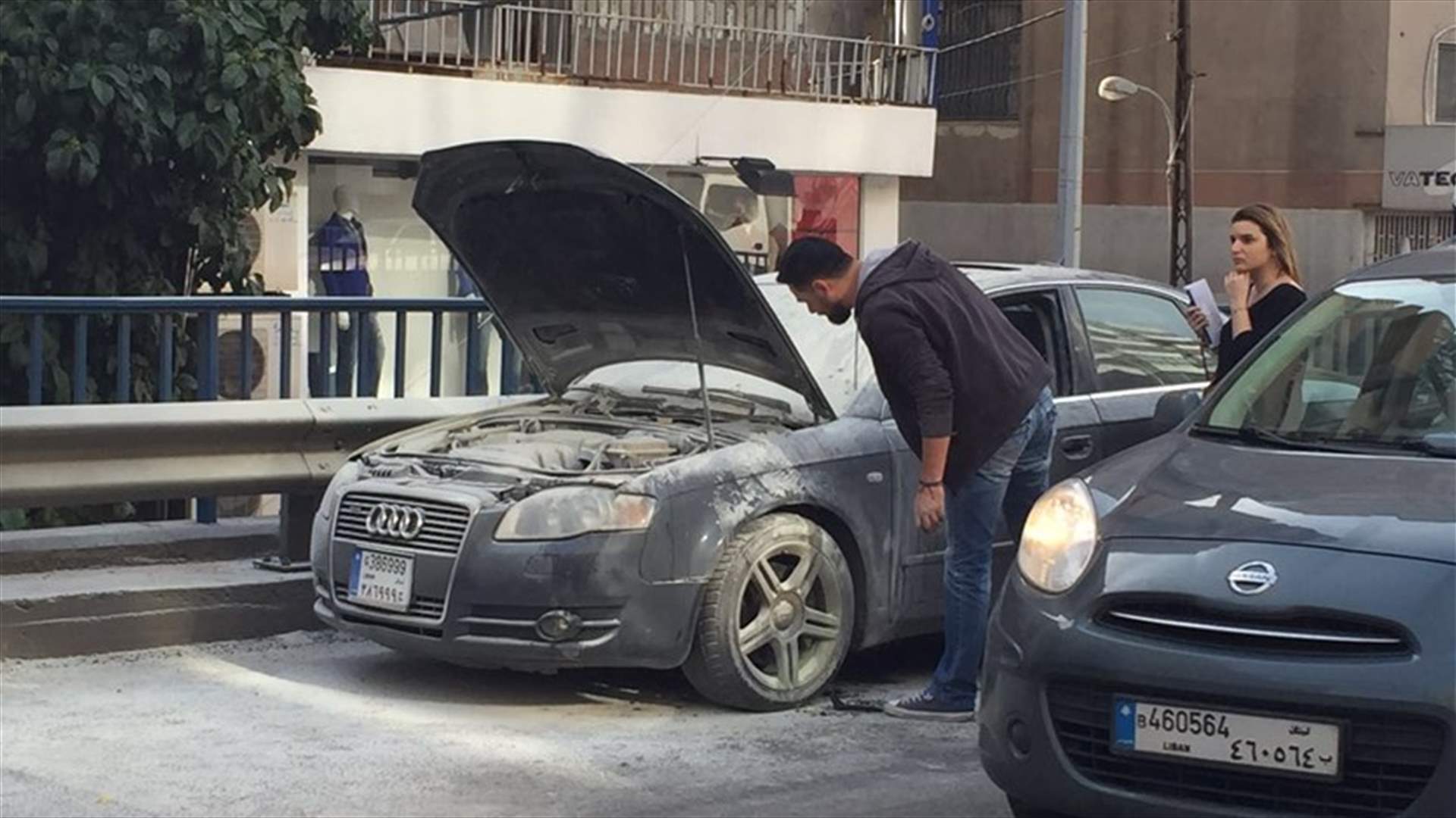 بالصور: احتراق سيارة على جسر الكولا