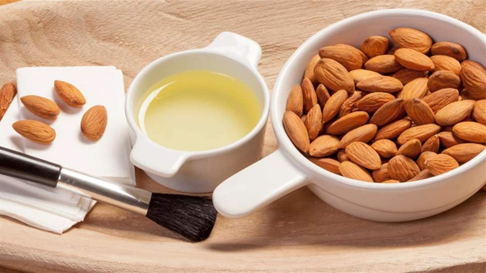 ما هي فوائد إزالة المكياج بزيت اللوز؟