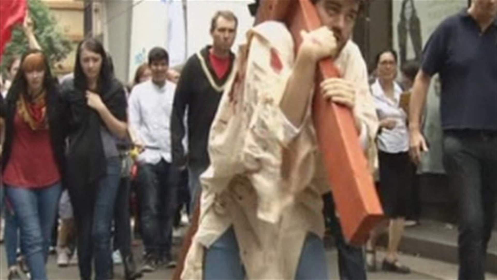REPORT: Christians trace Jesus' footsteps on Good Friday 
