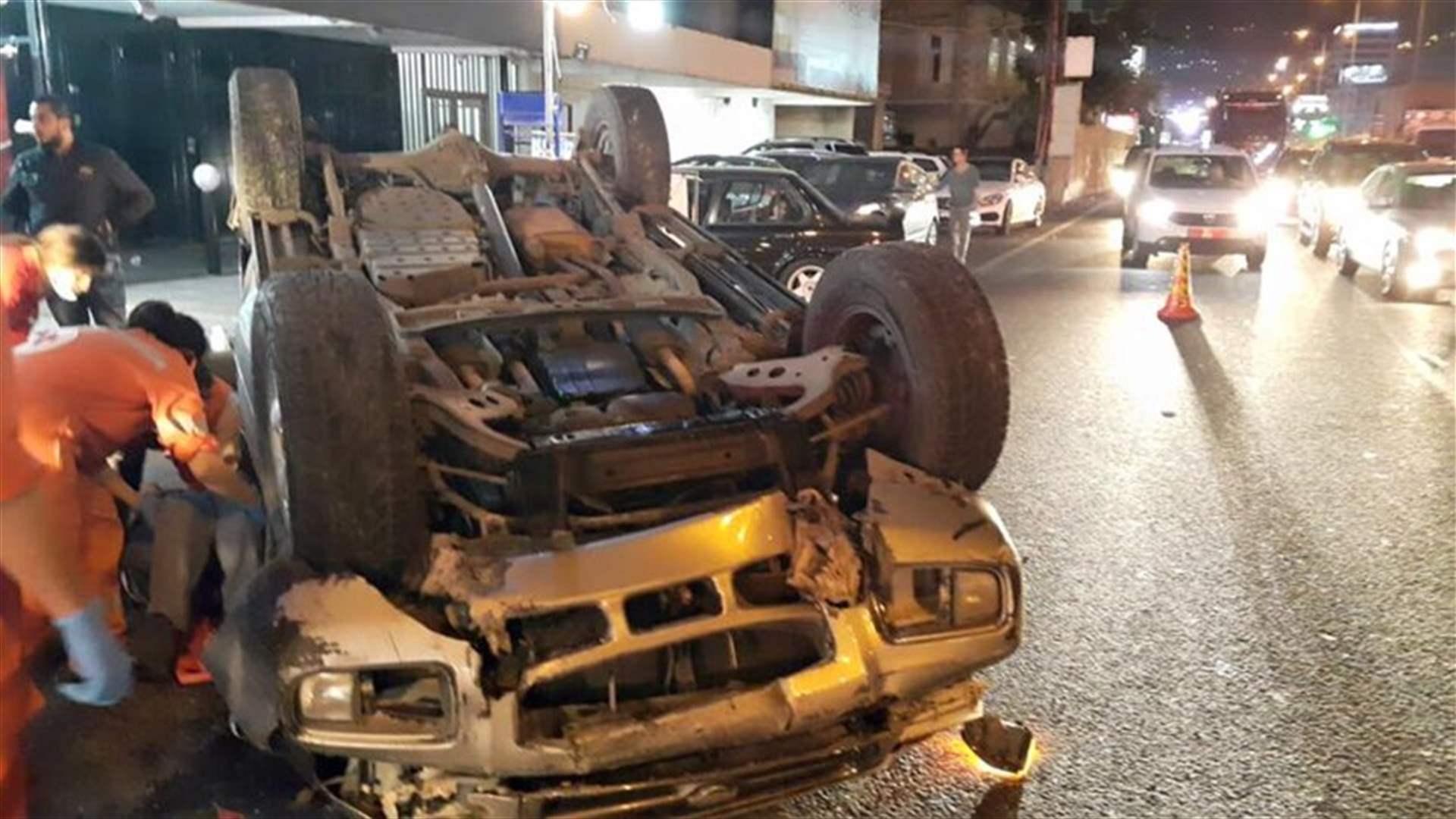 جريحان بانقلاب سيارة على اوتوستراد جونية