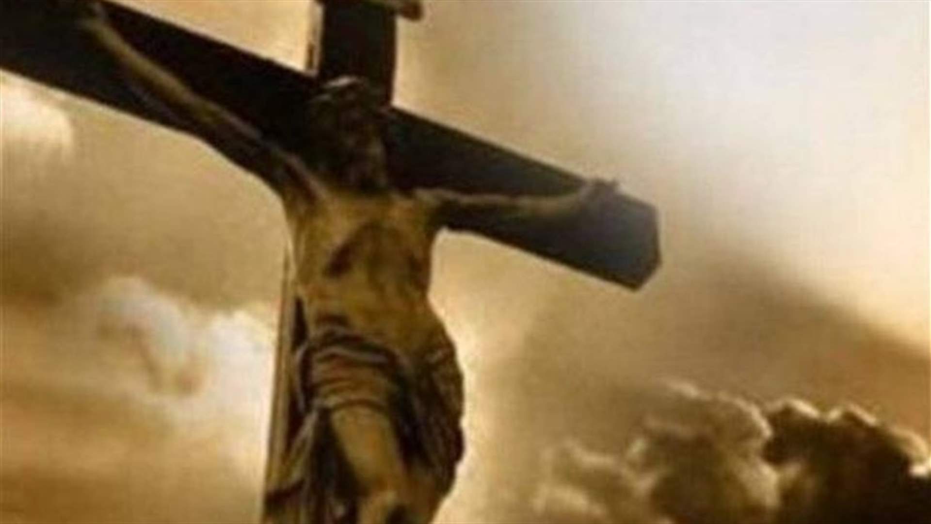تكفير ممثلة لبنانية والمطالبة بإحراقها بسبب صورة الصليب
