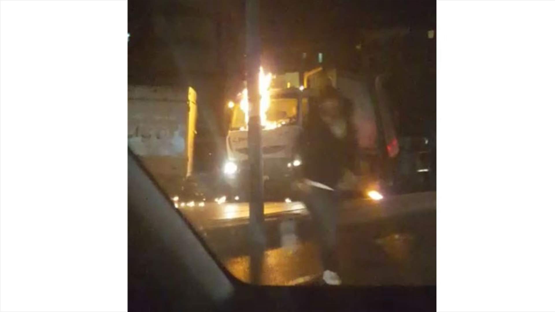 إحراق شاحنة لسوكلين في الجميزة