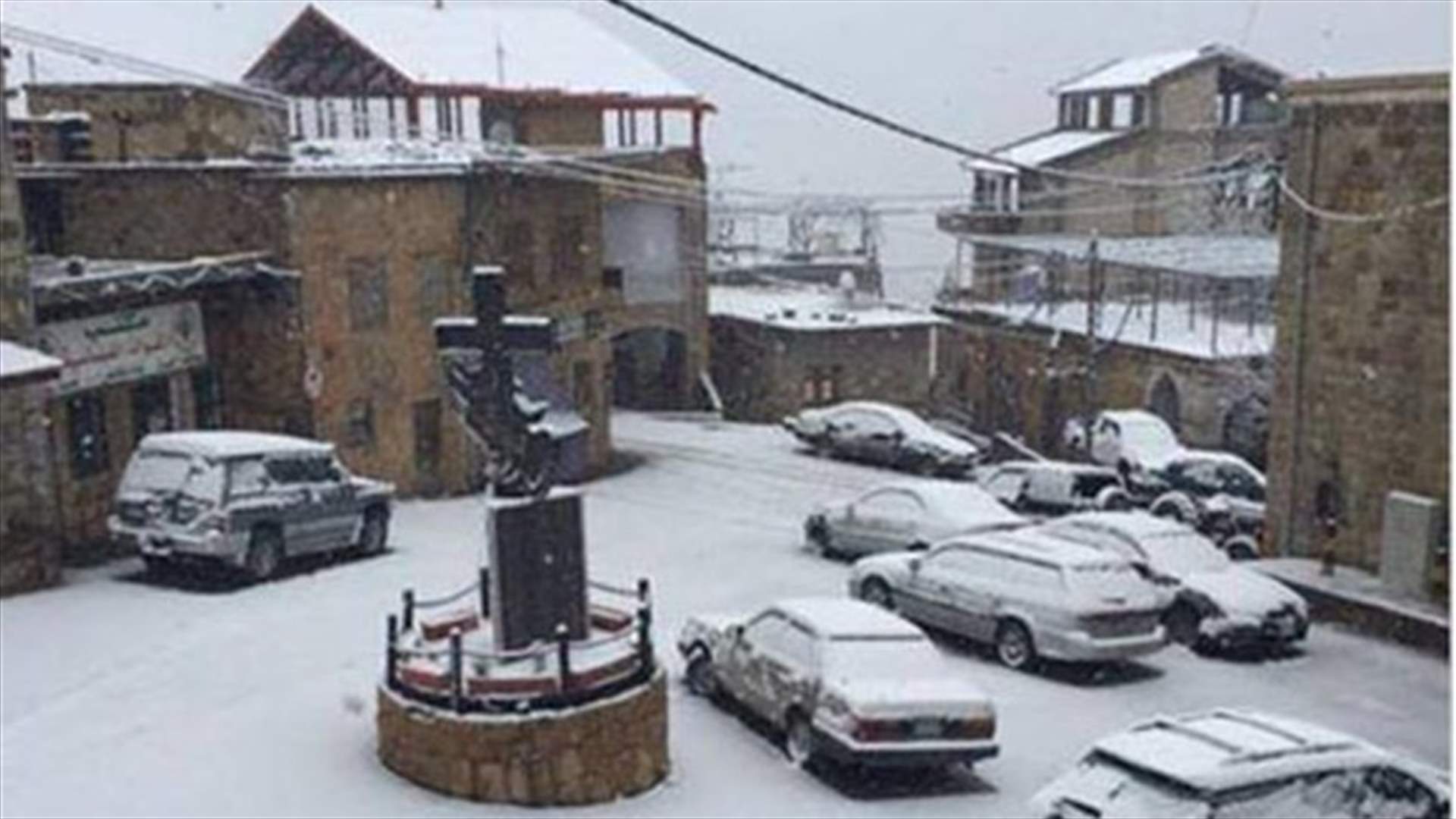 [PHOTOS] Spring snow falls on a chilly, wet Monday