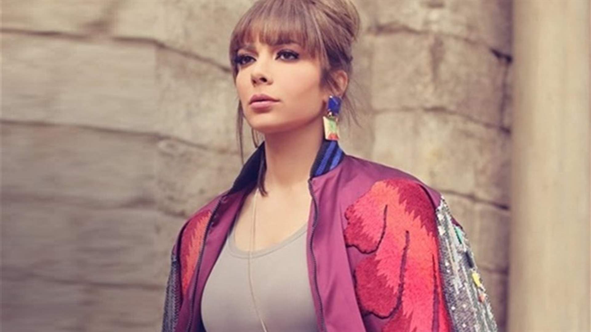 بالصورة: قبلة أصالة لأحد المخرجين تجرح جمهور زوجها!
